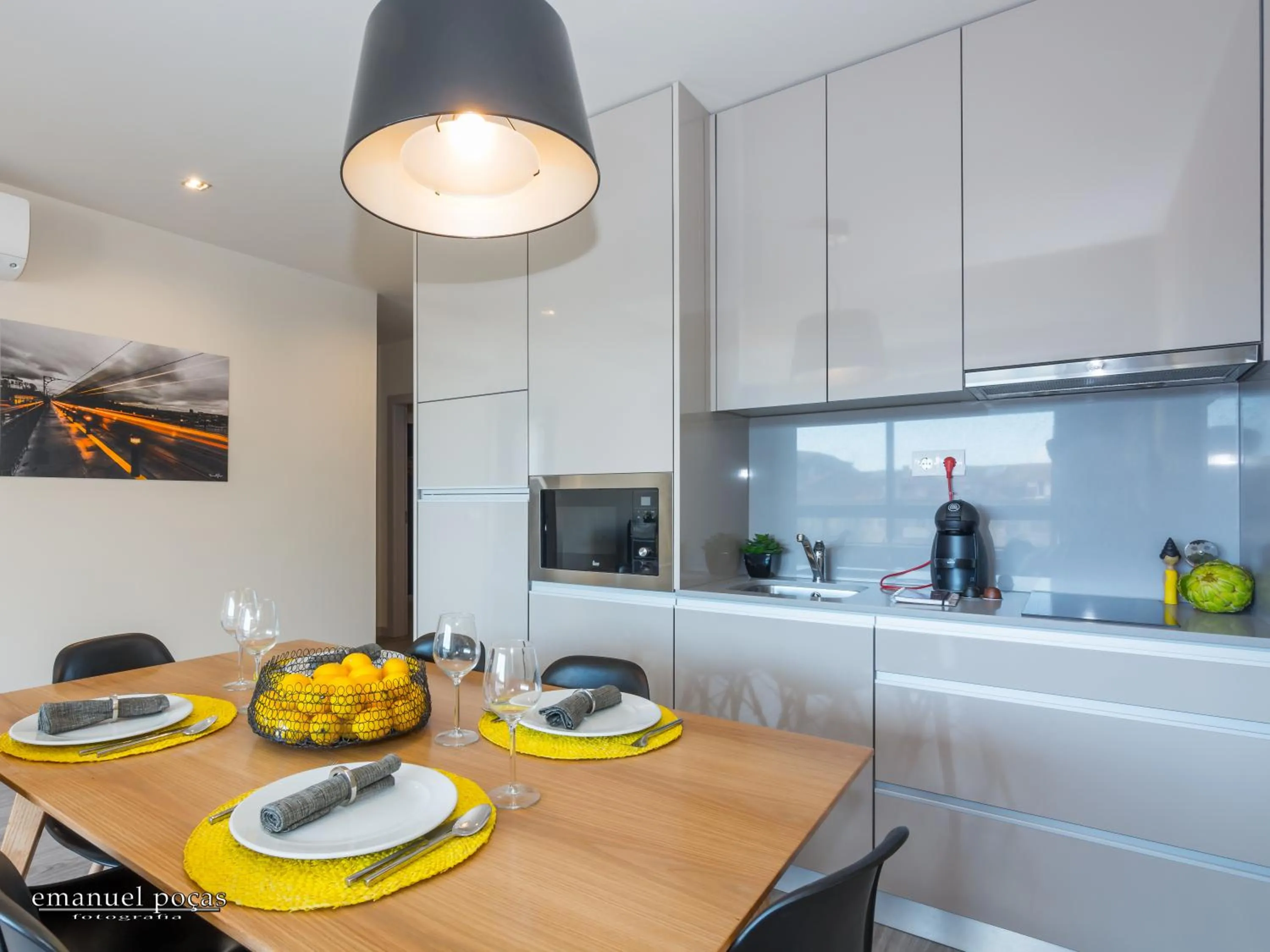 Communal kitchen in Passos Manuel by Innapartments