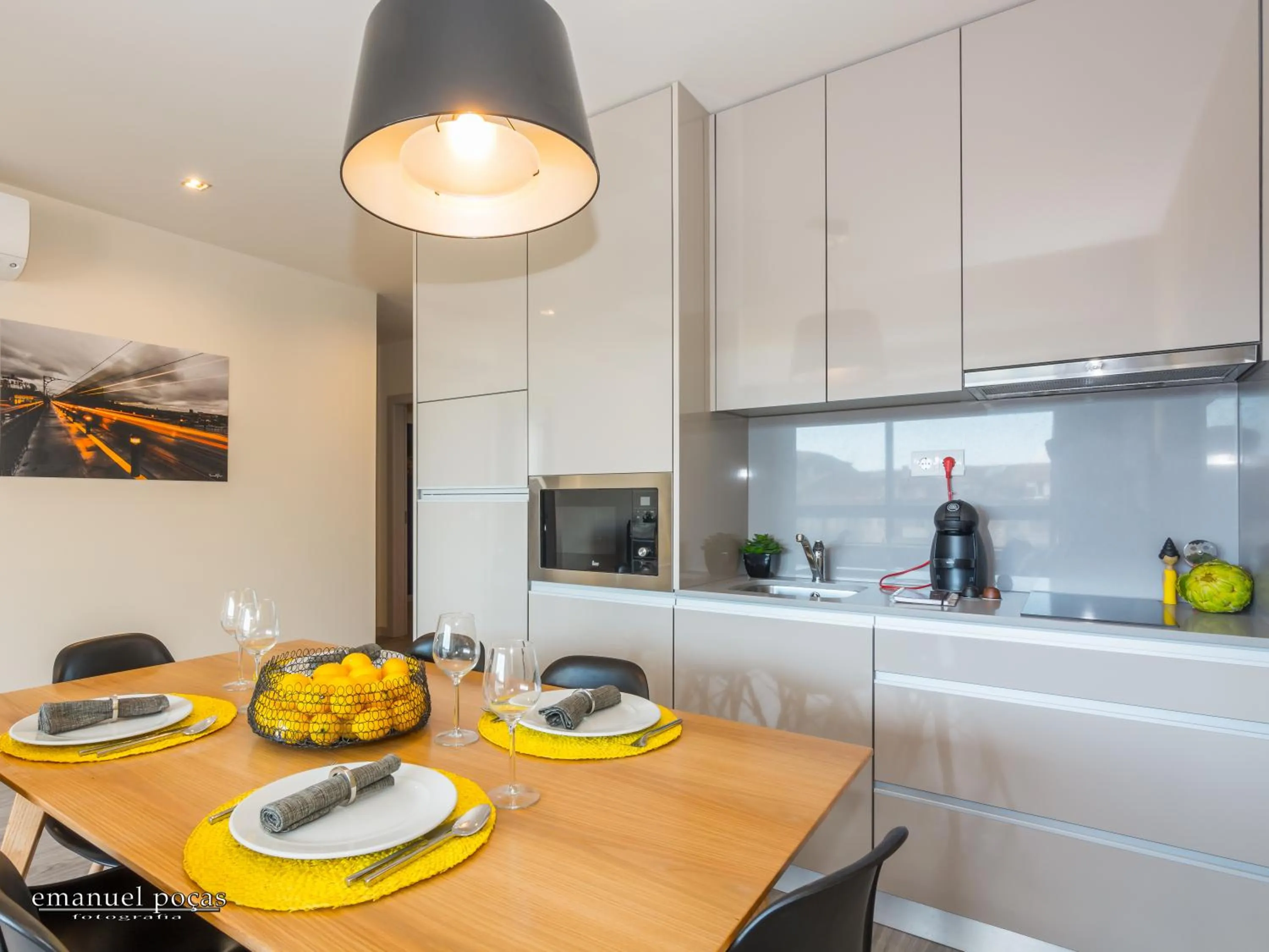 Communal kitchen in Passos Manuel by Innapartments