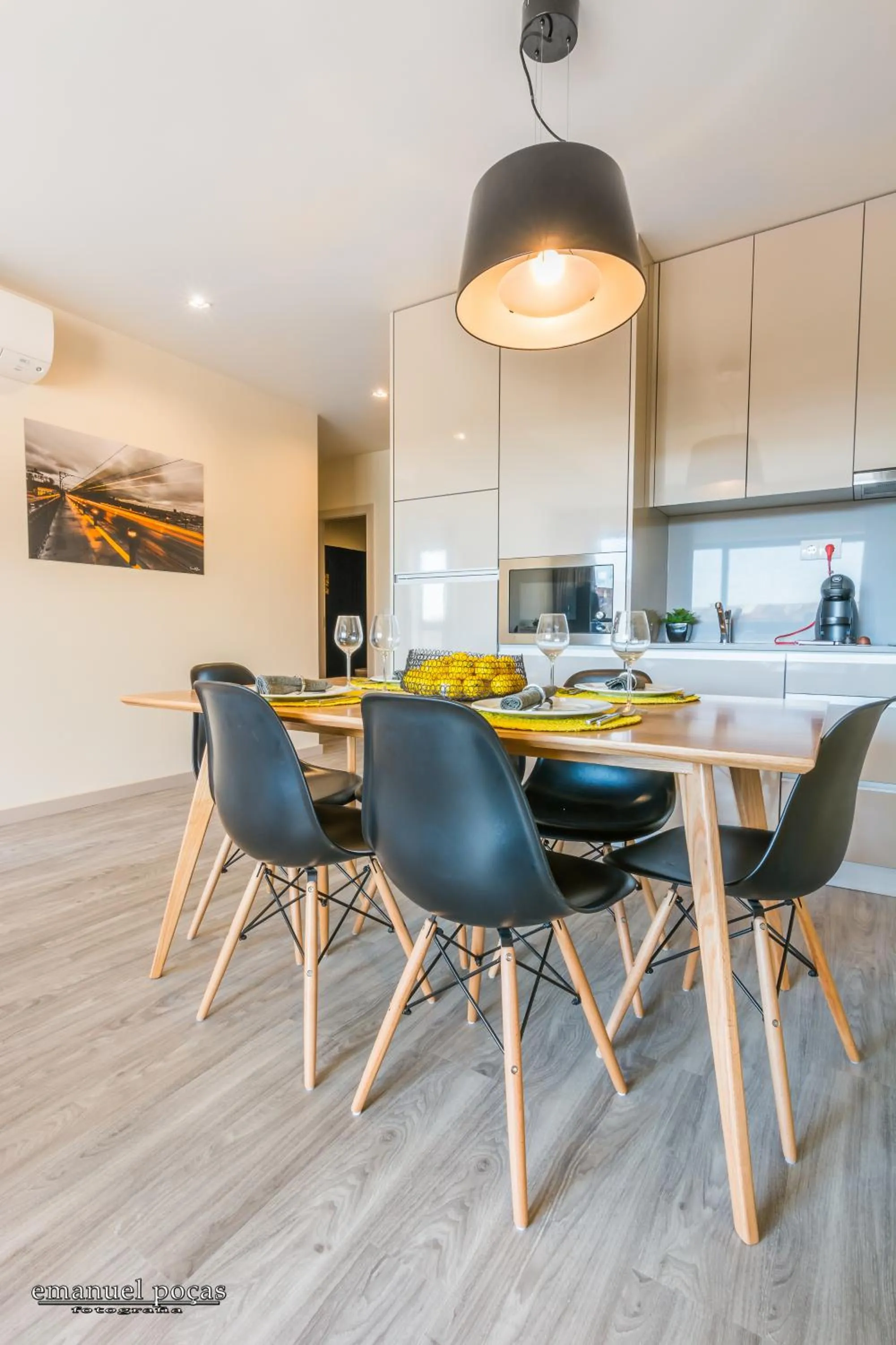 Dining area in Passos Manuel by Innapartments