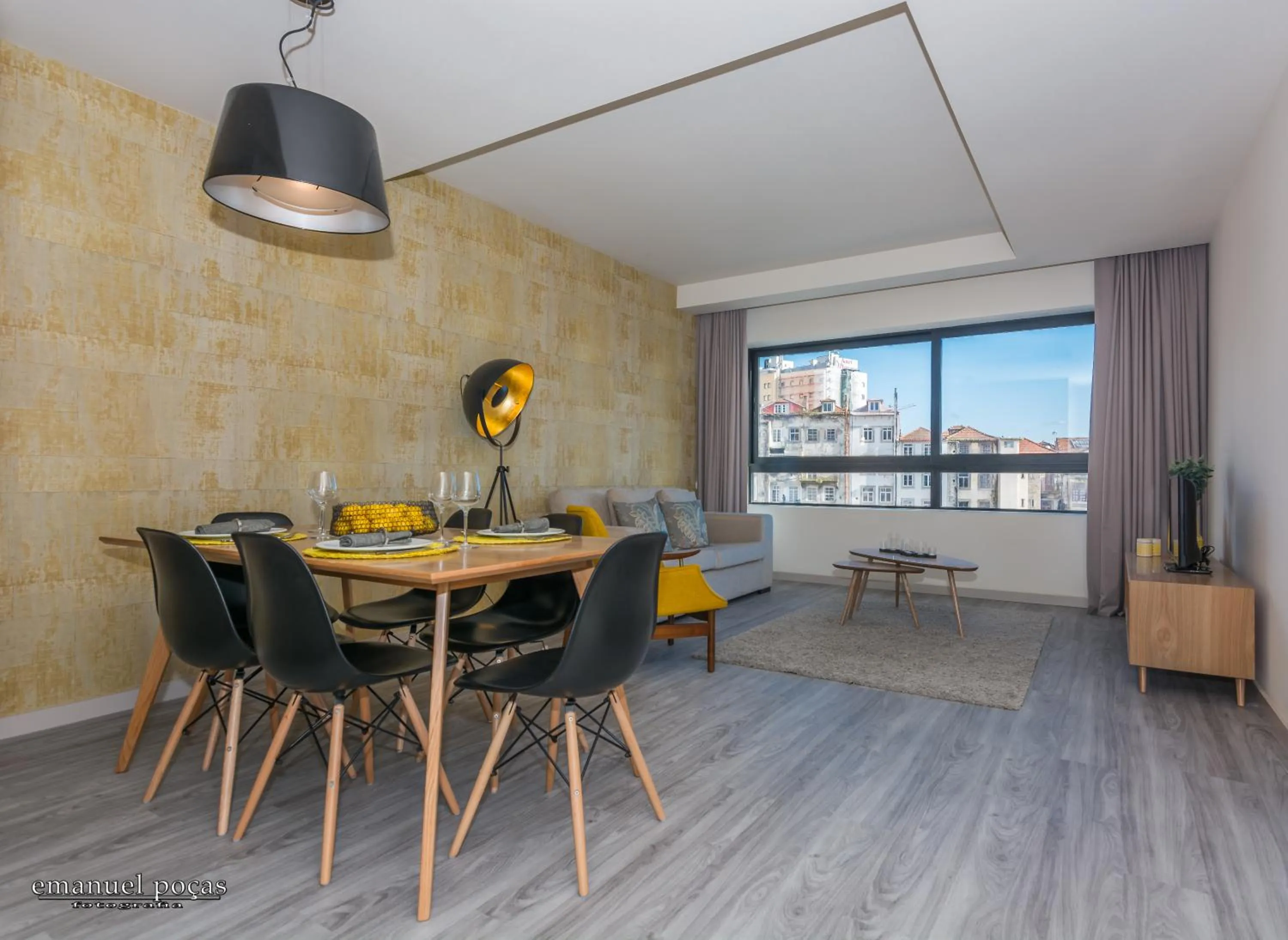 Communal lounge/ TV room in Passos Manuel by Innapartments