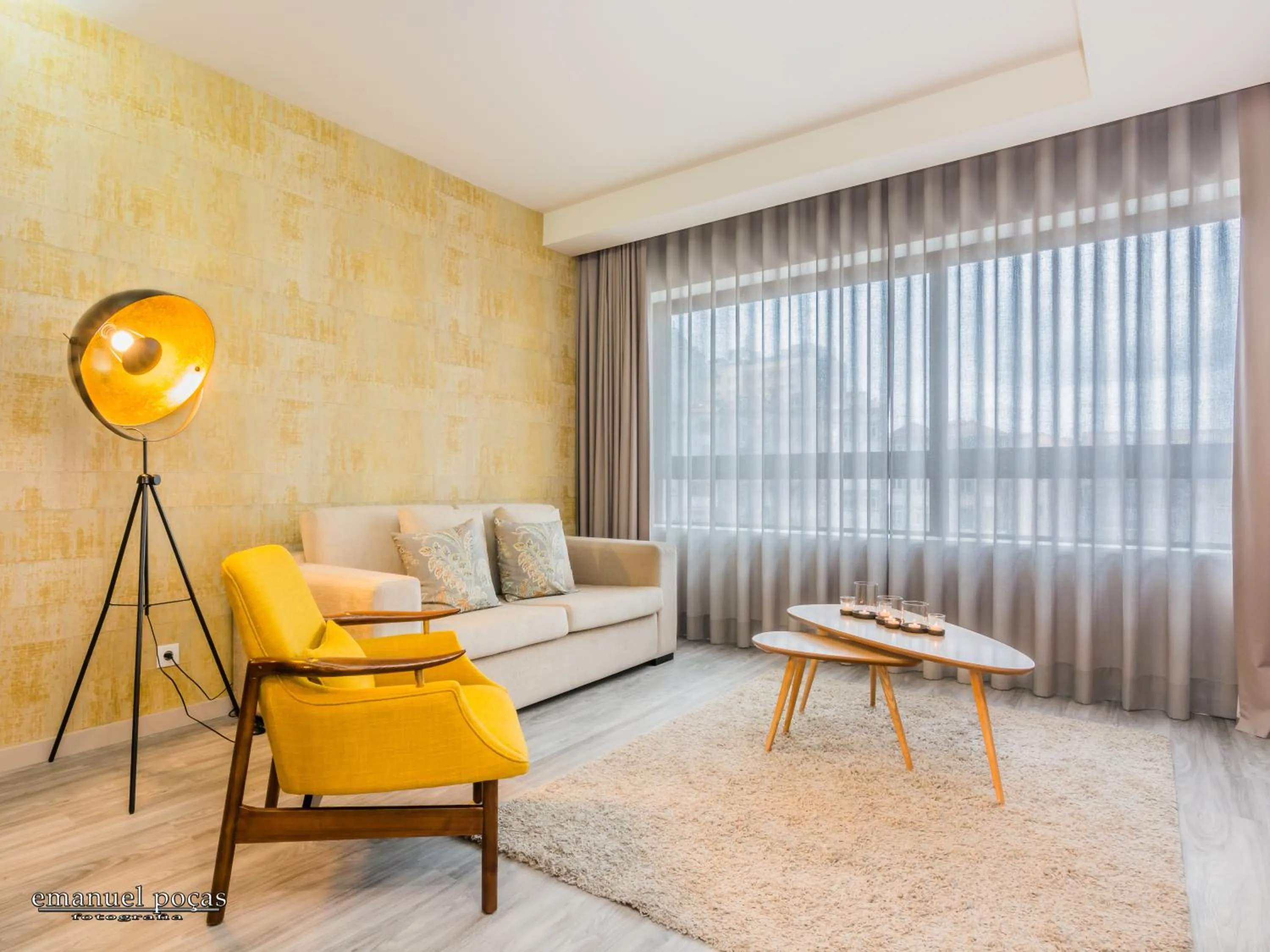 Communal lounge/ TV room in Passos Manuel by Innapartments