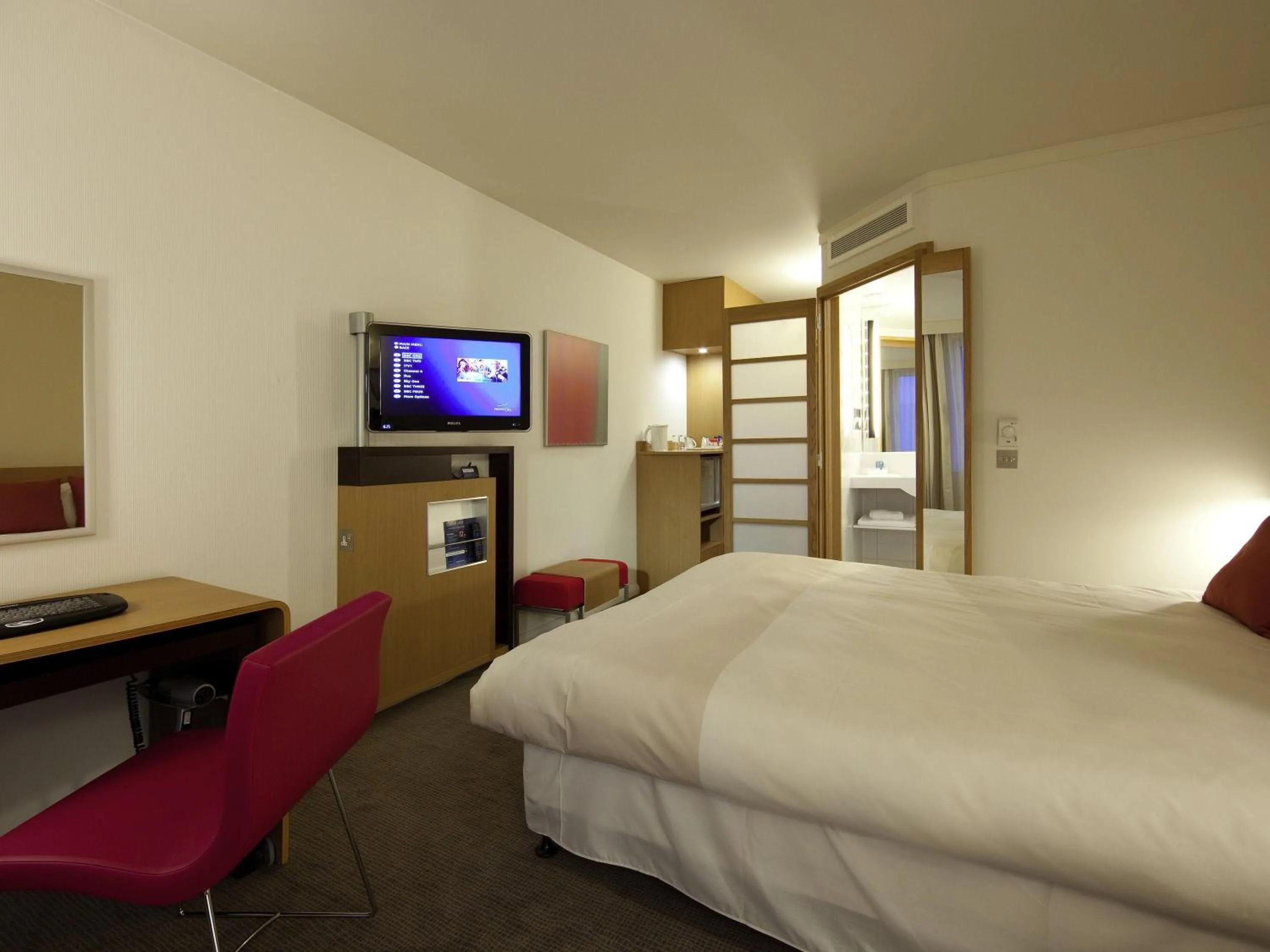 Bedroom, Bed in Novotel Liverpool Centre