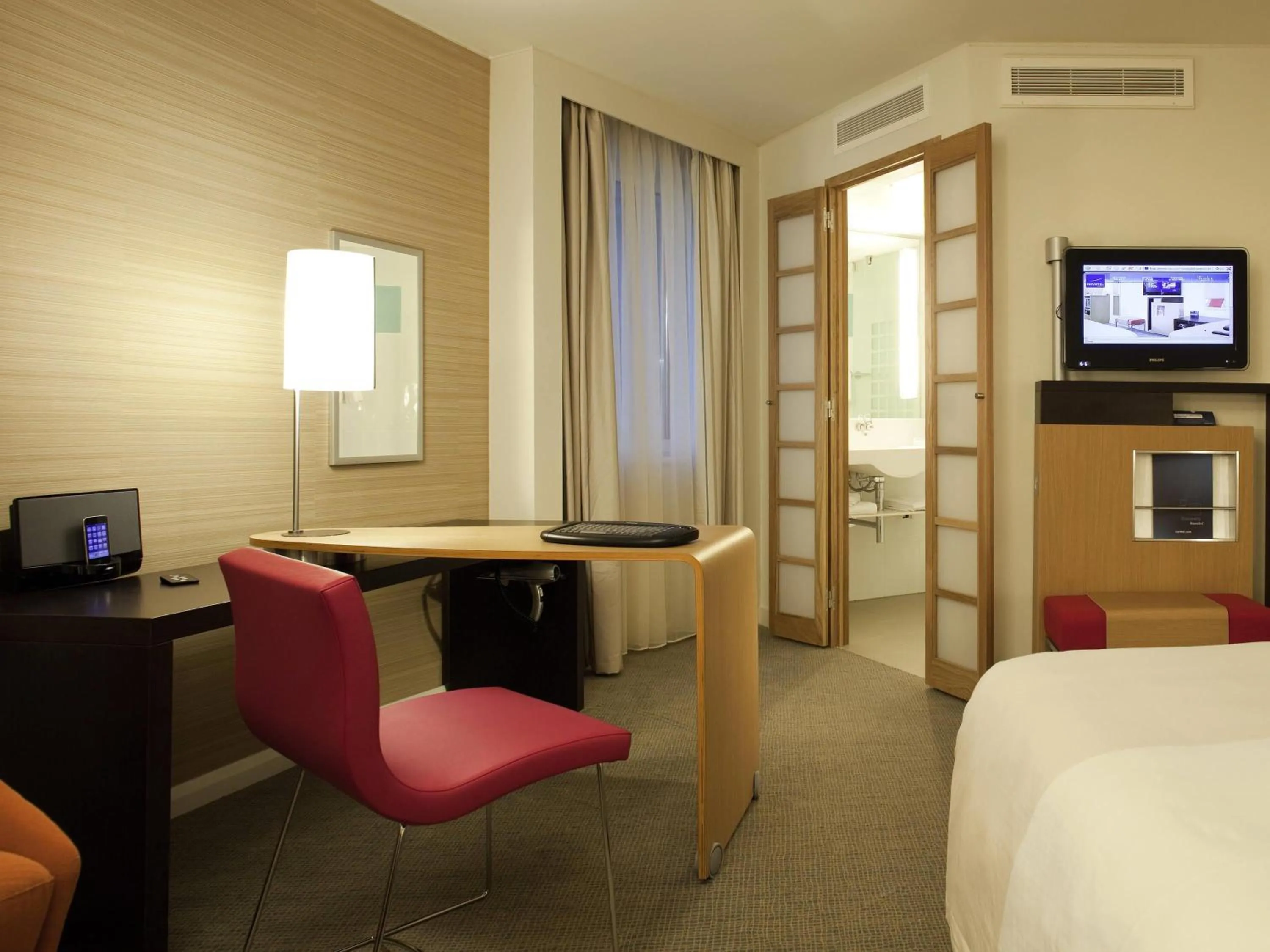 Bedroom, Bed in Novotel Liverpool Centre