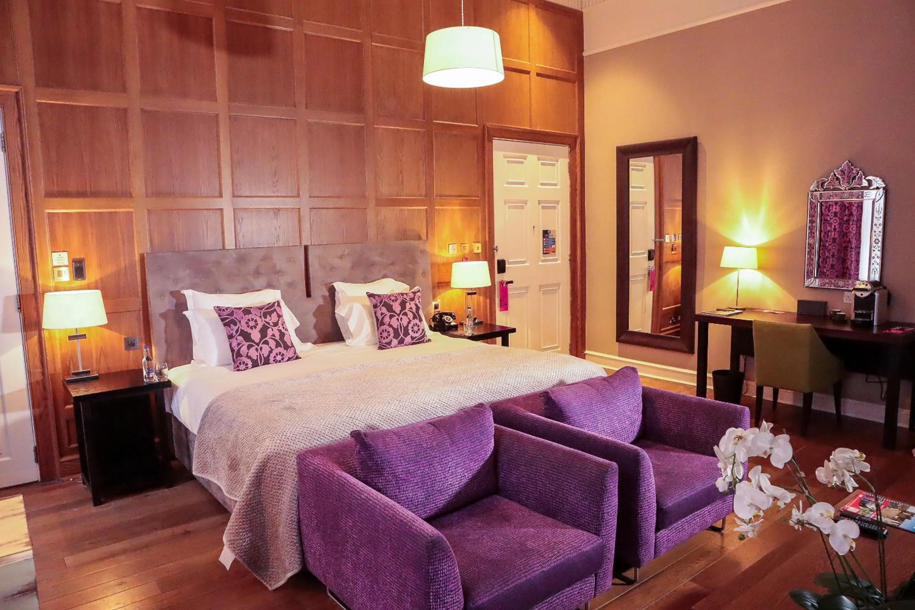 Photo of the whole room, Bed in Tigerlily