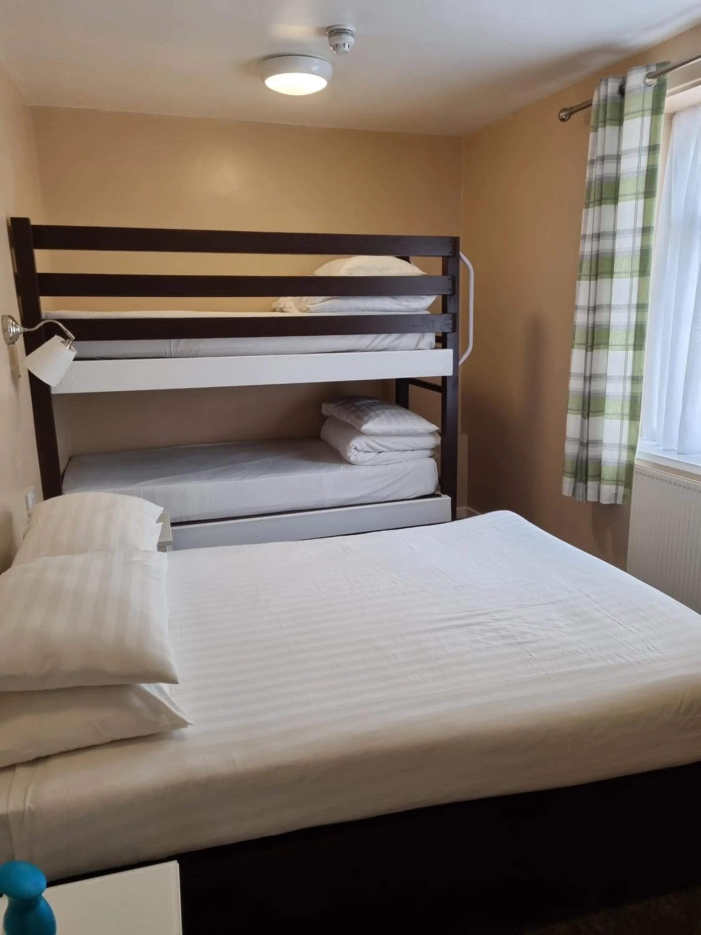 bunk bed, Bed in The Beechfield Hotel