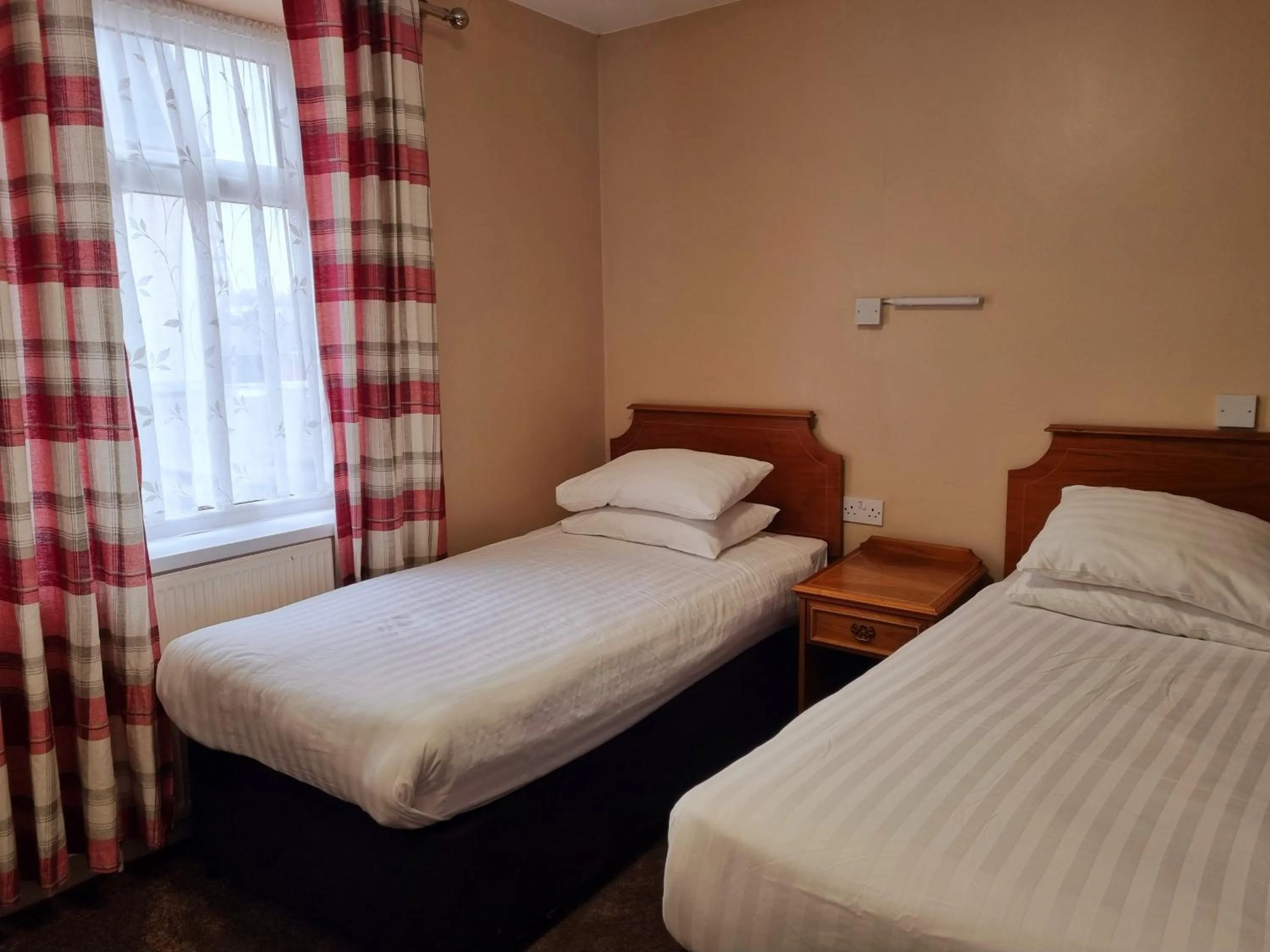 Property building, Bed in The Beechfield Hotel
