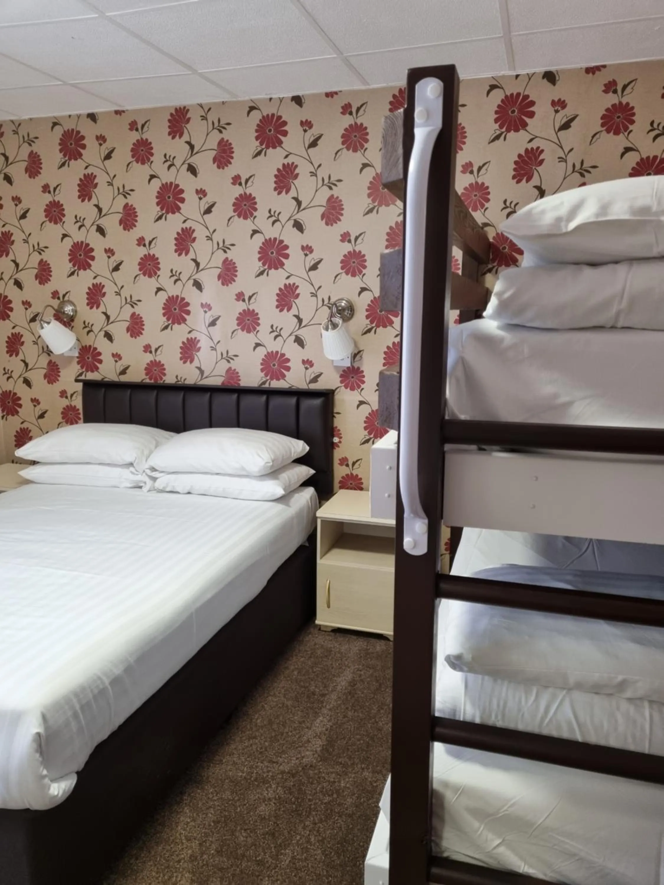 bunk bed, Bed in The Beechfield Hotel