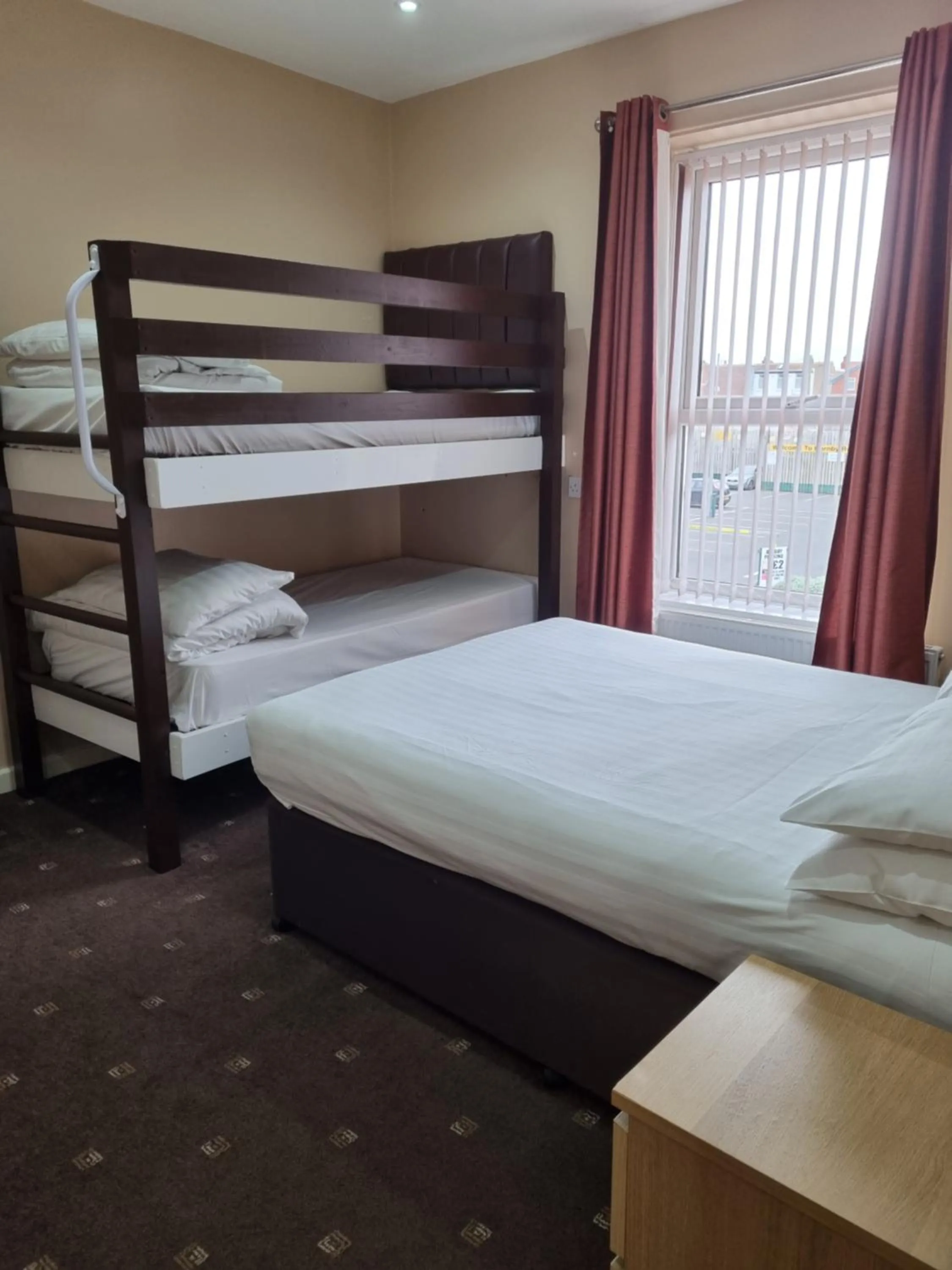 bunk bed, Bed in The Beechfield Hotel