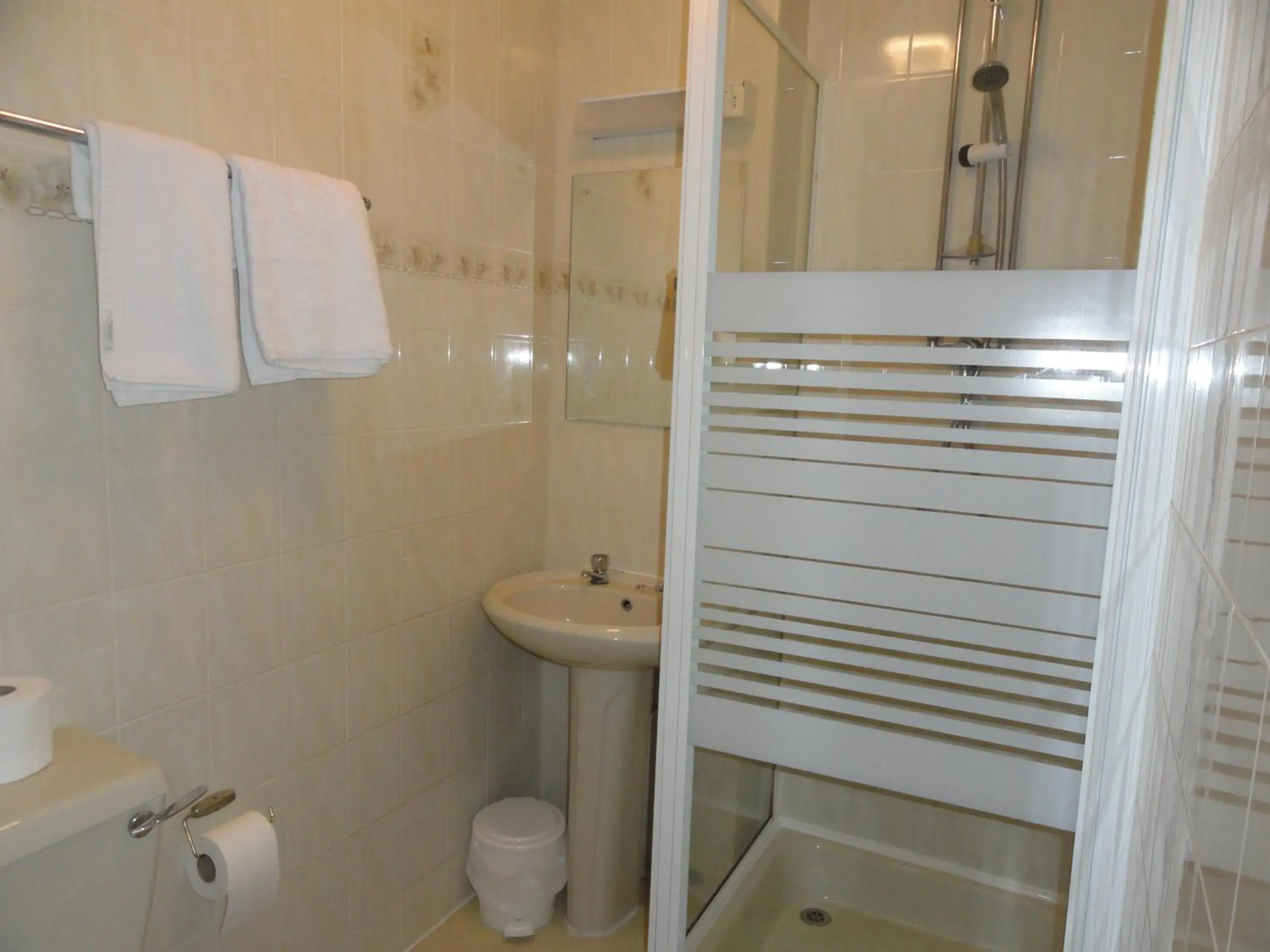 Twin Room in The Beechfield Hotel Twin Room in The Beechfield Hotel