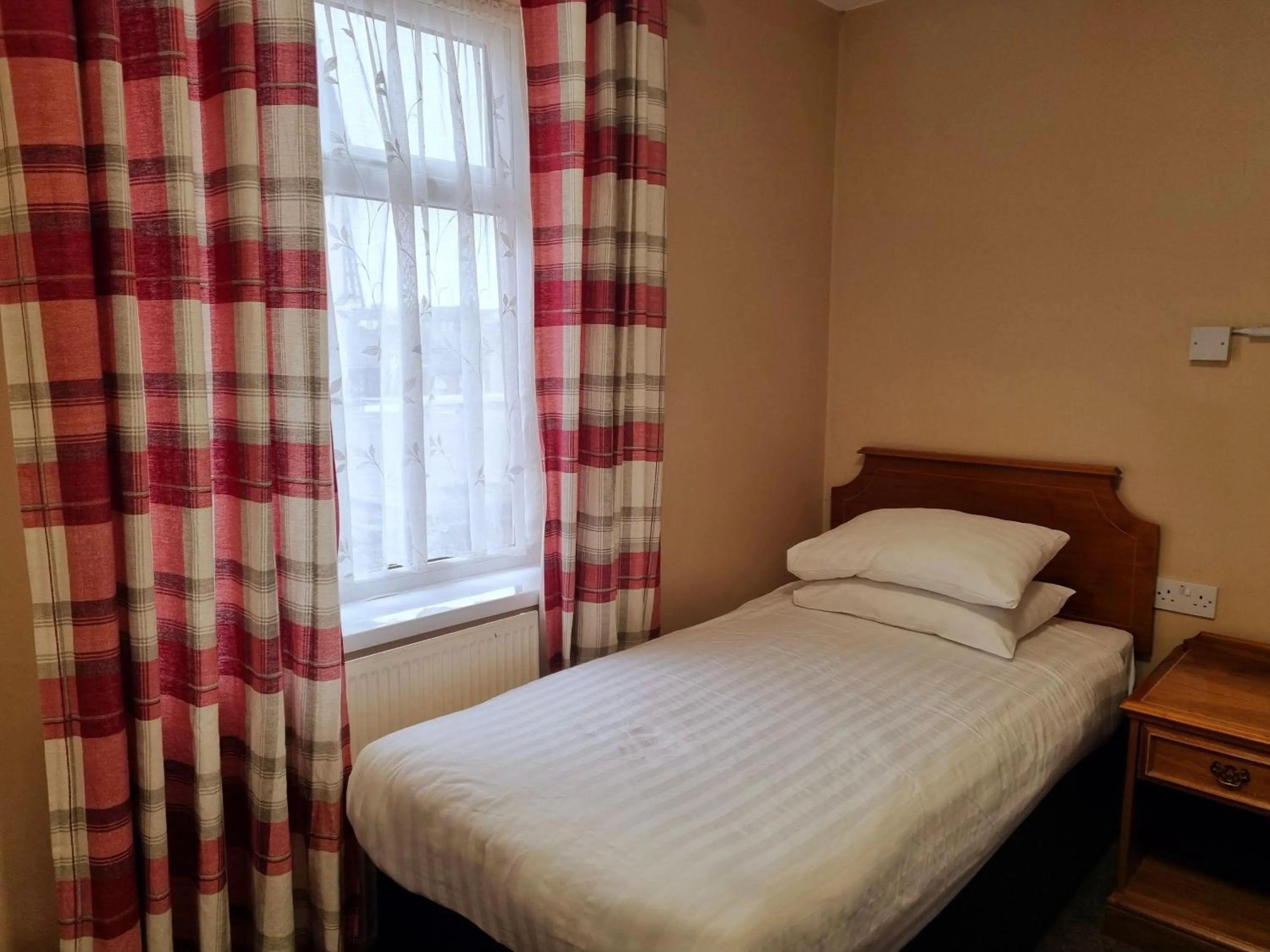 Property building, Bed in The Beechfield Hotel