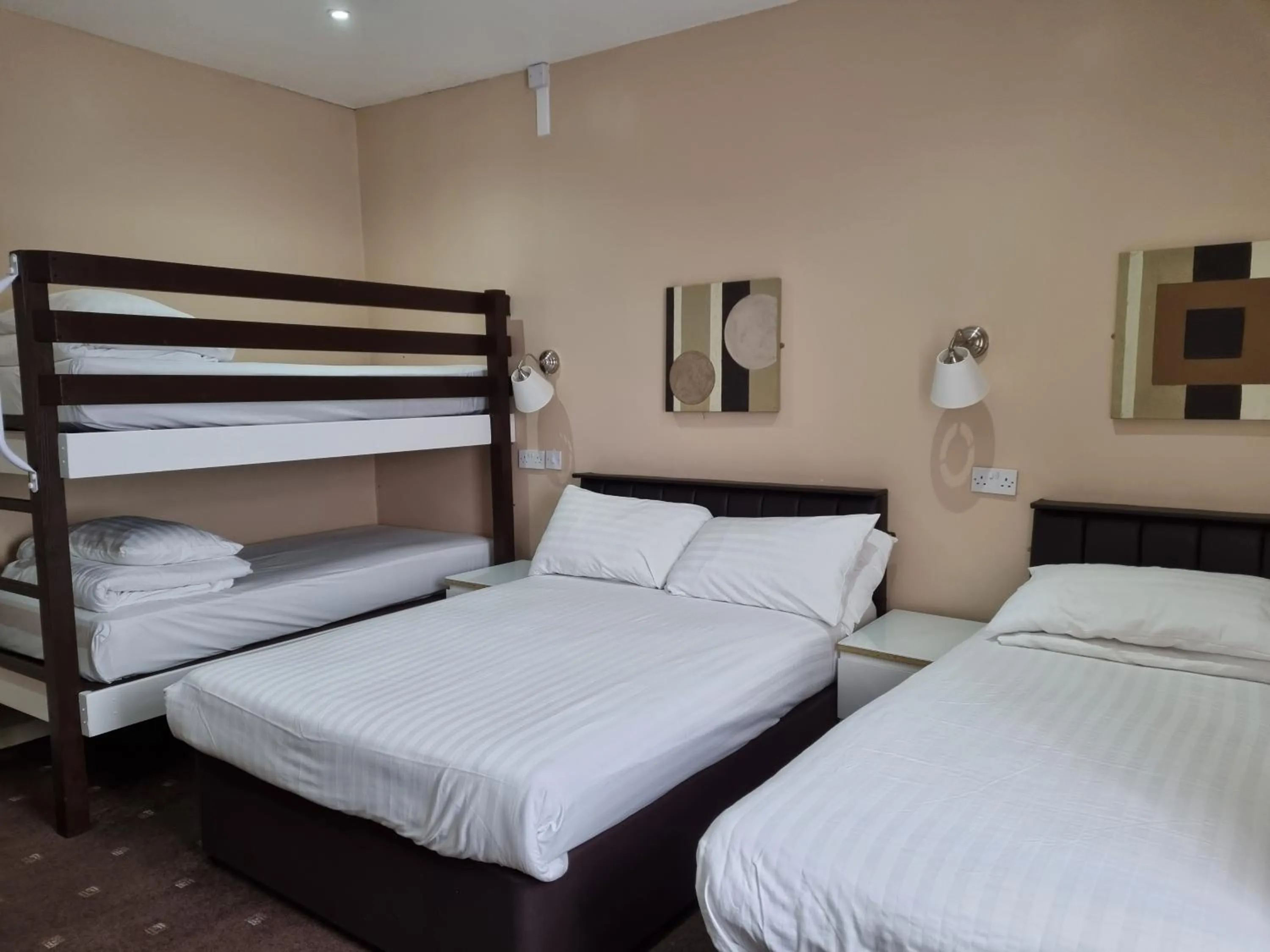 bunk bed, Bed in The Beechfield Hotel