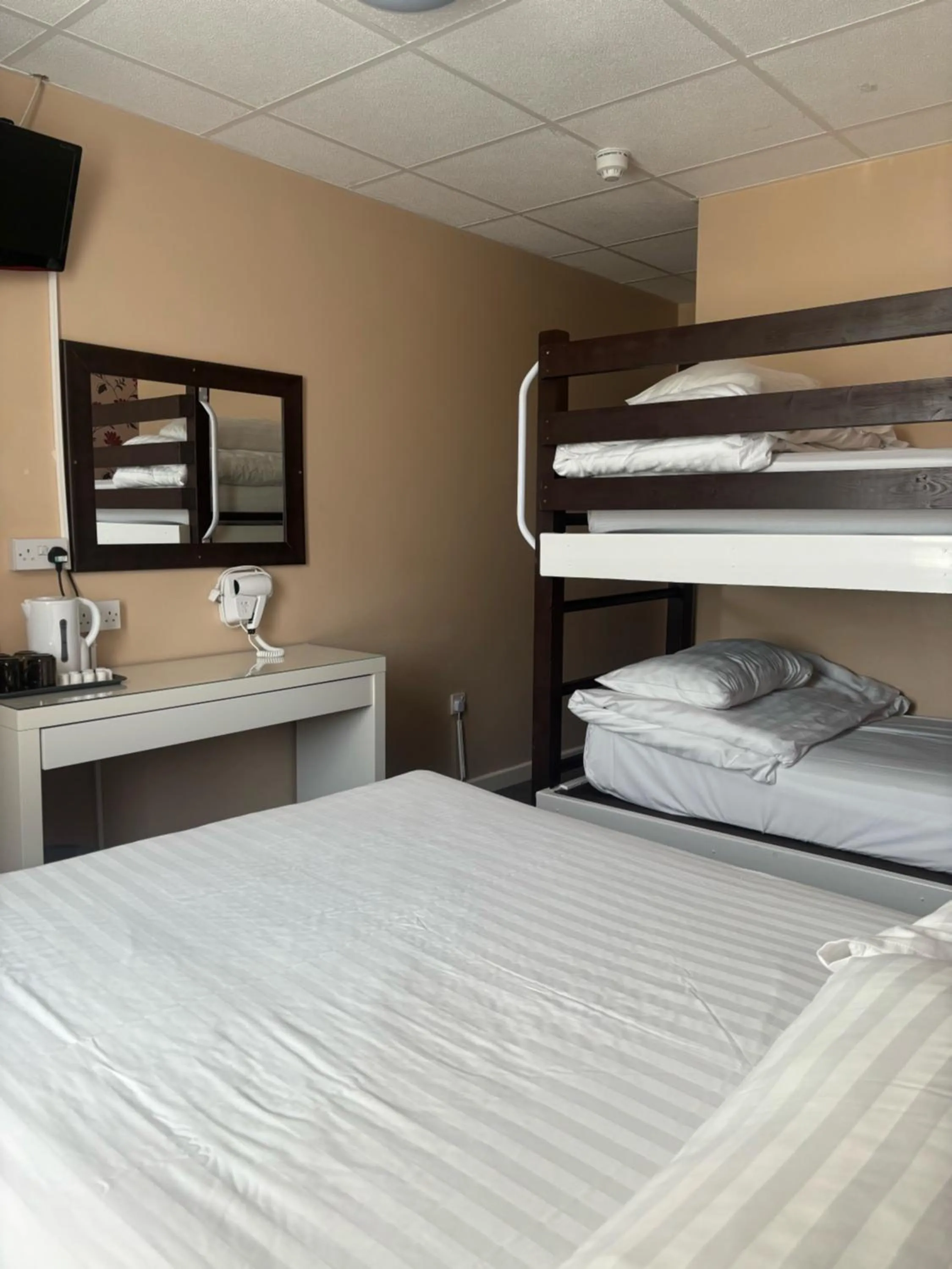 bunk bed, Bed in The Beechfield Hotel