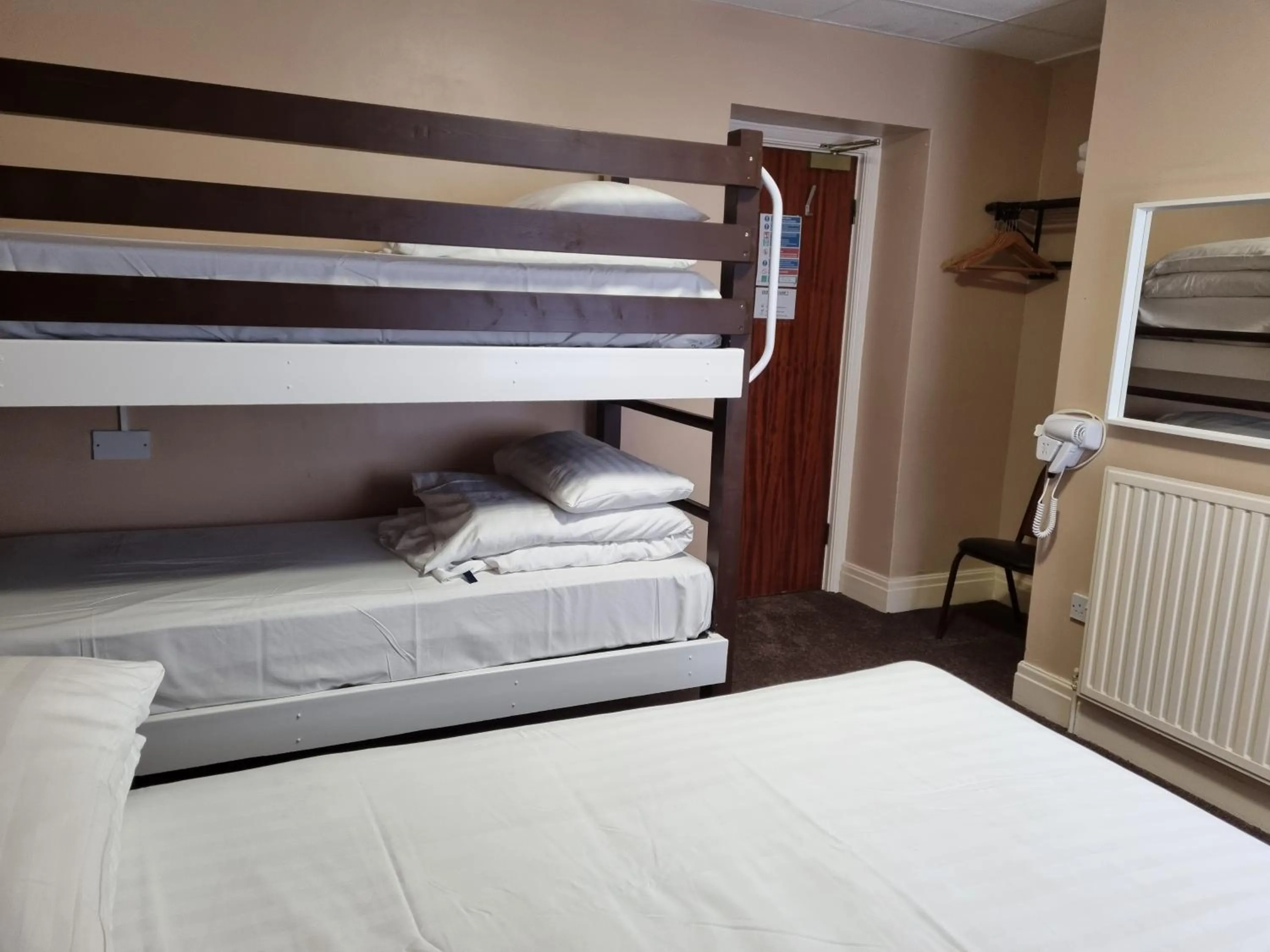 bunk bed, Bed in The Beechfield Hotel