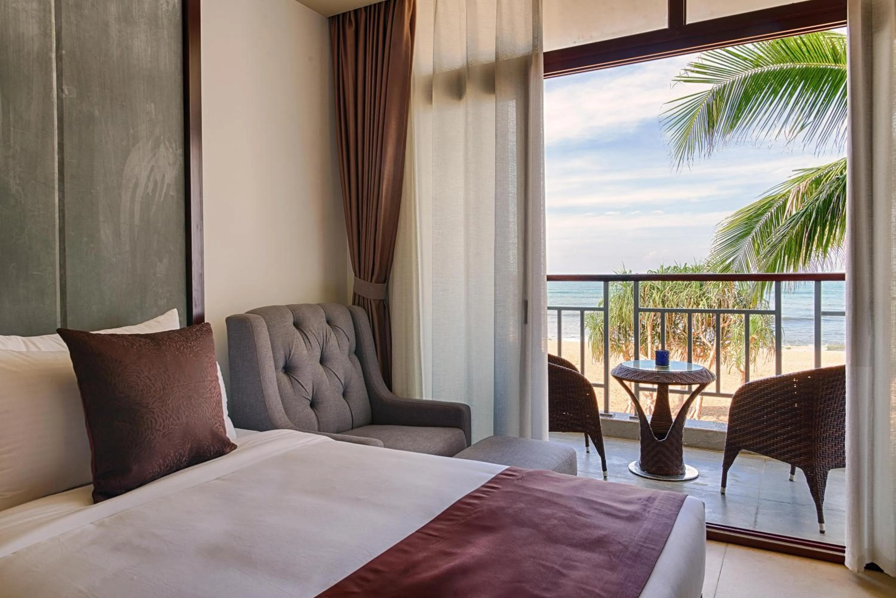 Balcony/Terrace, Bed in Jie Jie Beach Hotel