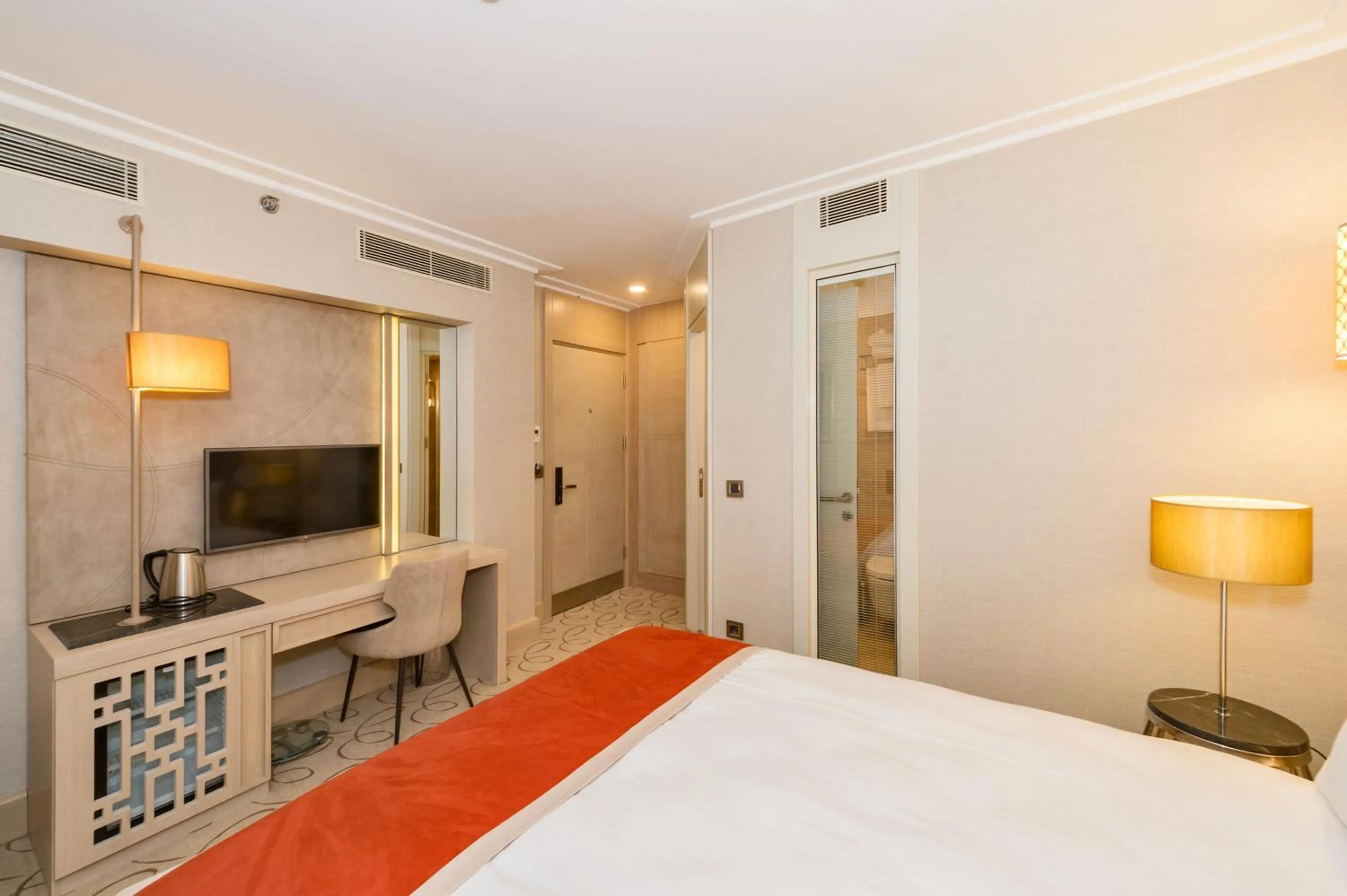 Communal lounge/ TV room, Bed in MARE PARK Hotel & SPA