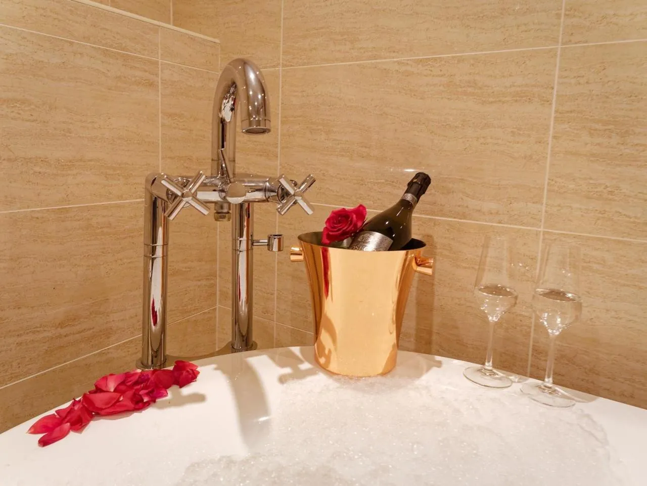 Bath in The Ship Inn - Winner Best Hotel Experience 2024 Visit Scotland