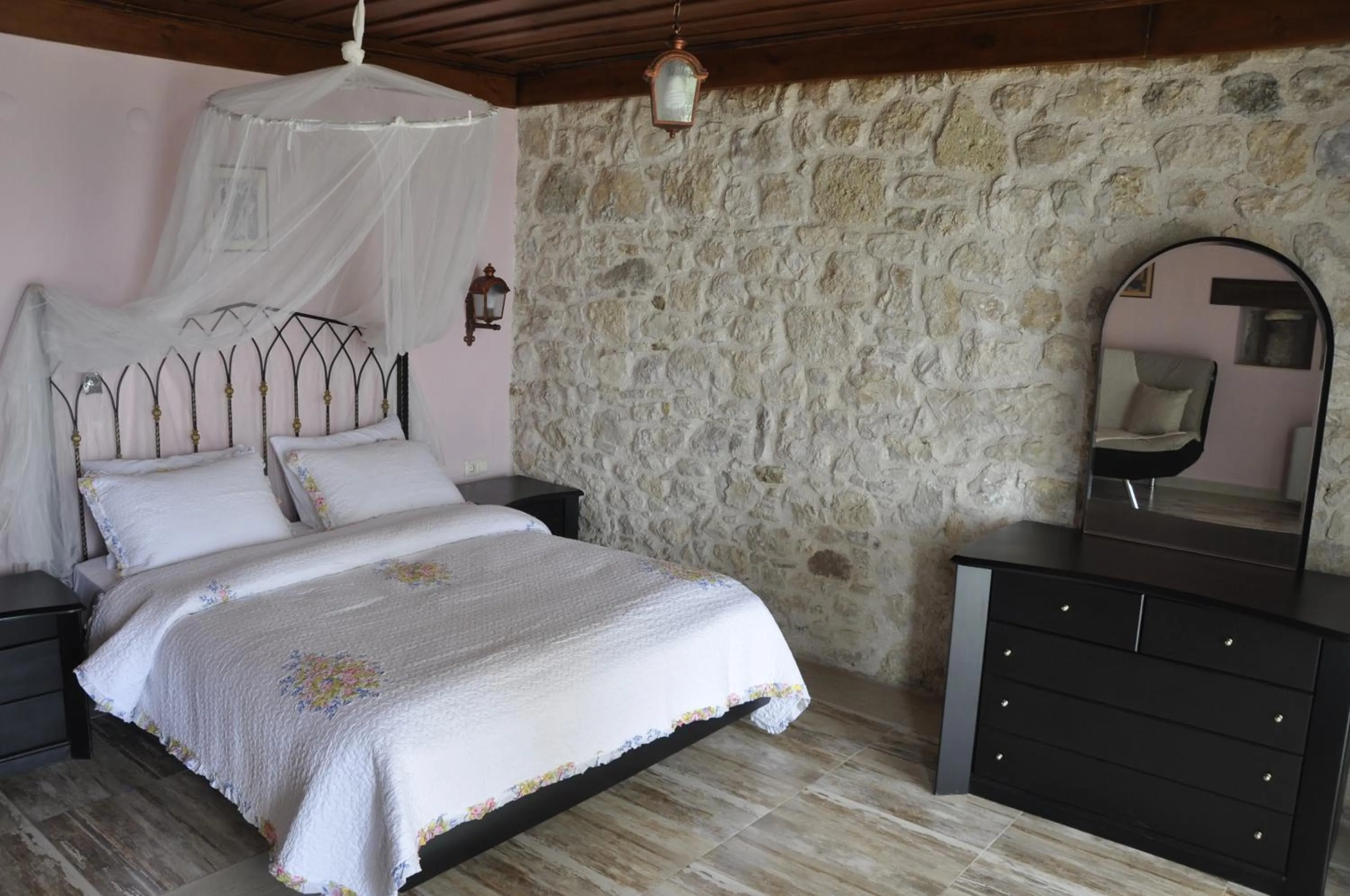 Toilet, Bed in Taş Avlu Butik Otel