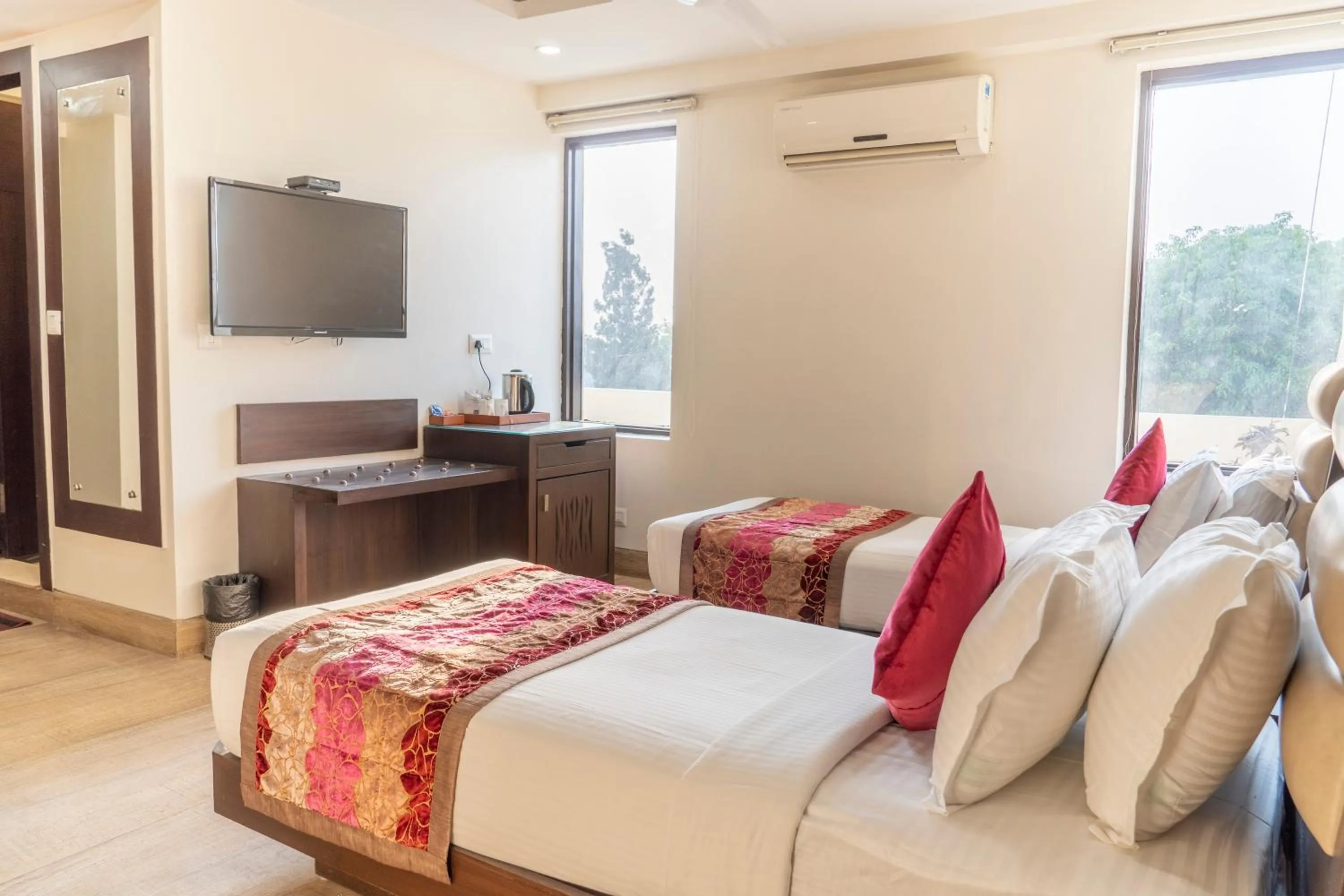 Communal lounge/ TV room, Bed in Hotel Central Palace