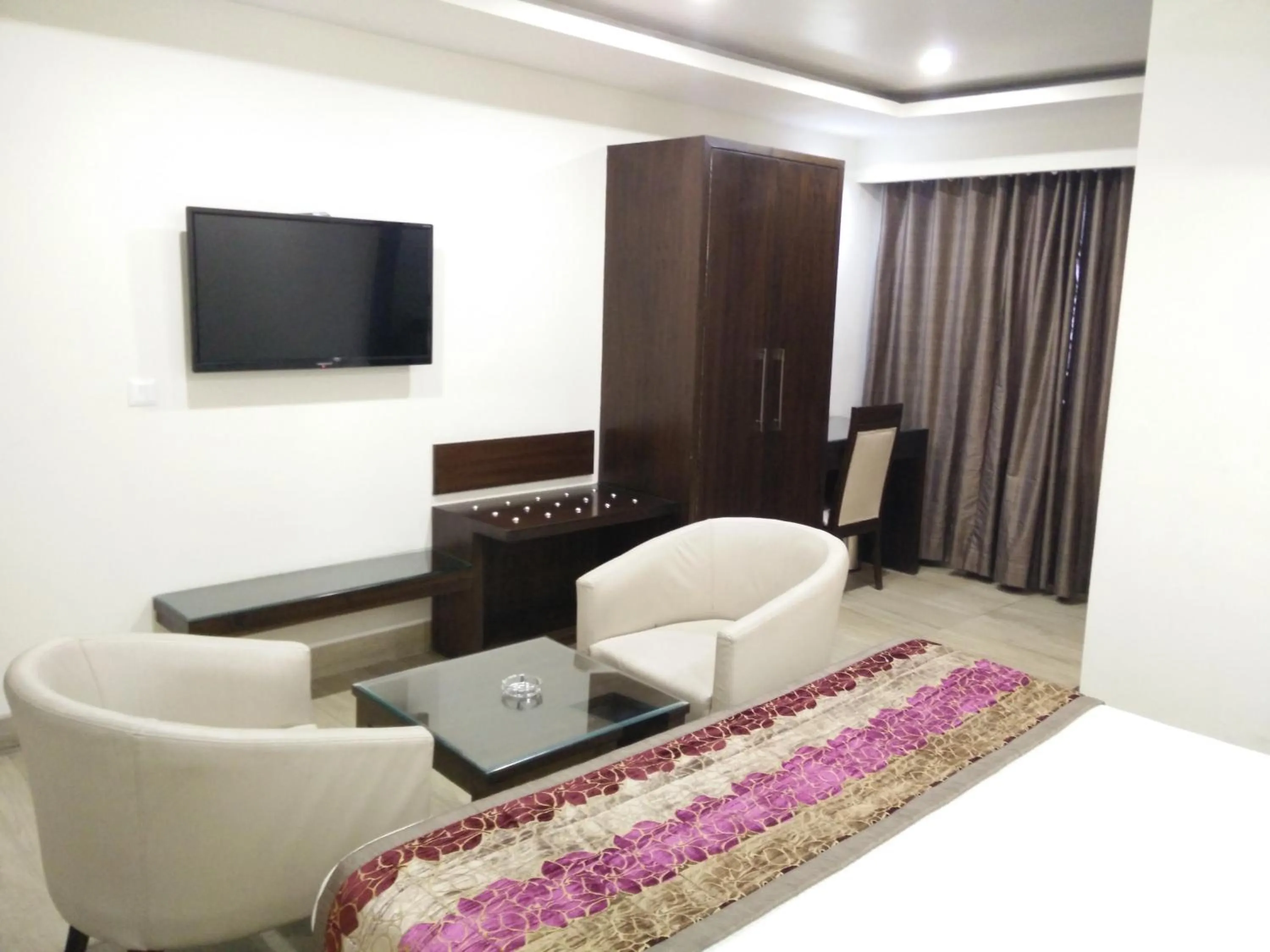 TV and multimedia in Hotel Central Palace