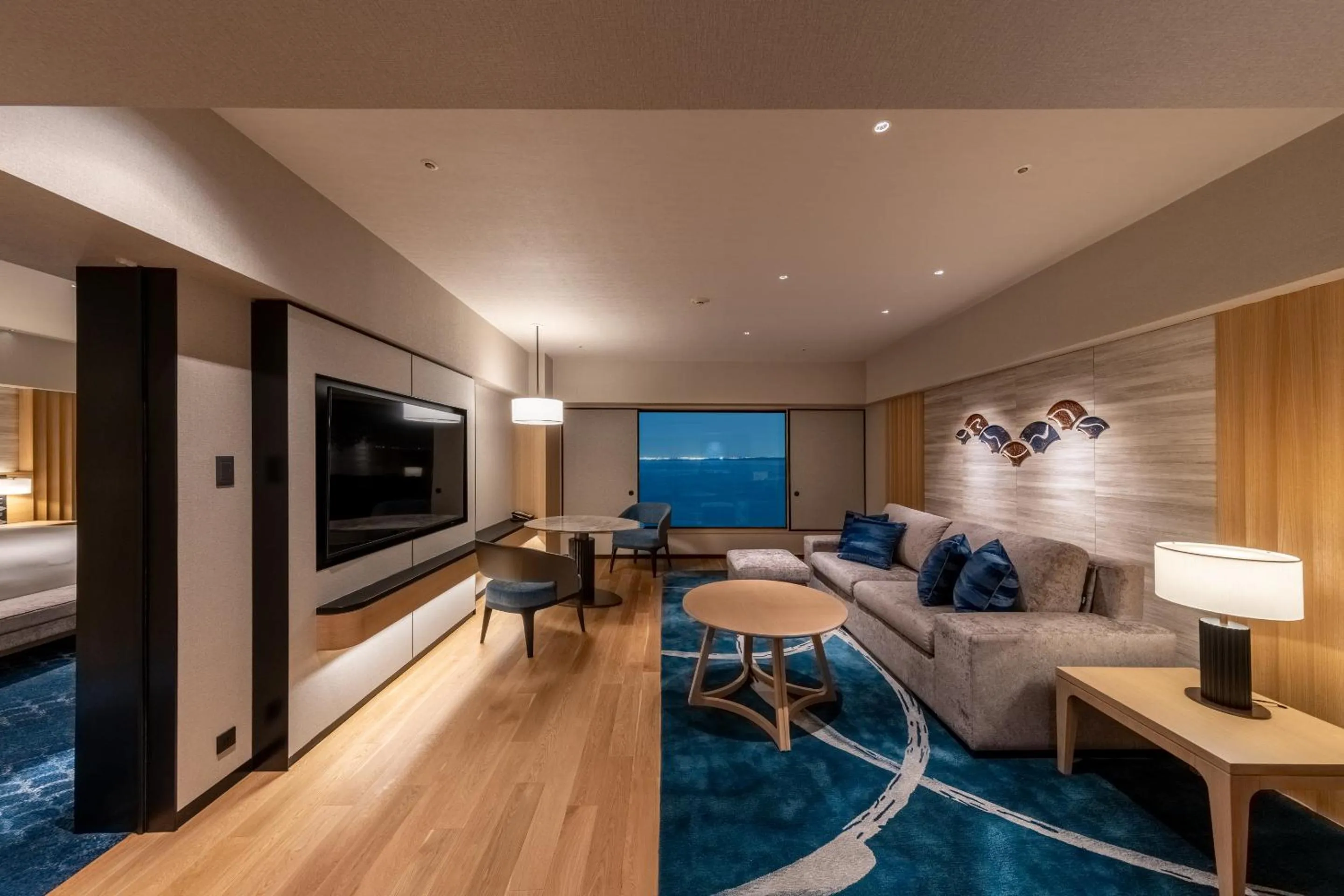 Living room, Bed in Hilton Tokyo Bay