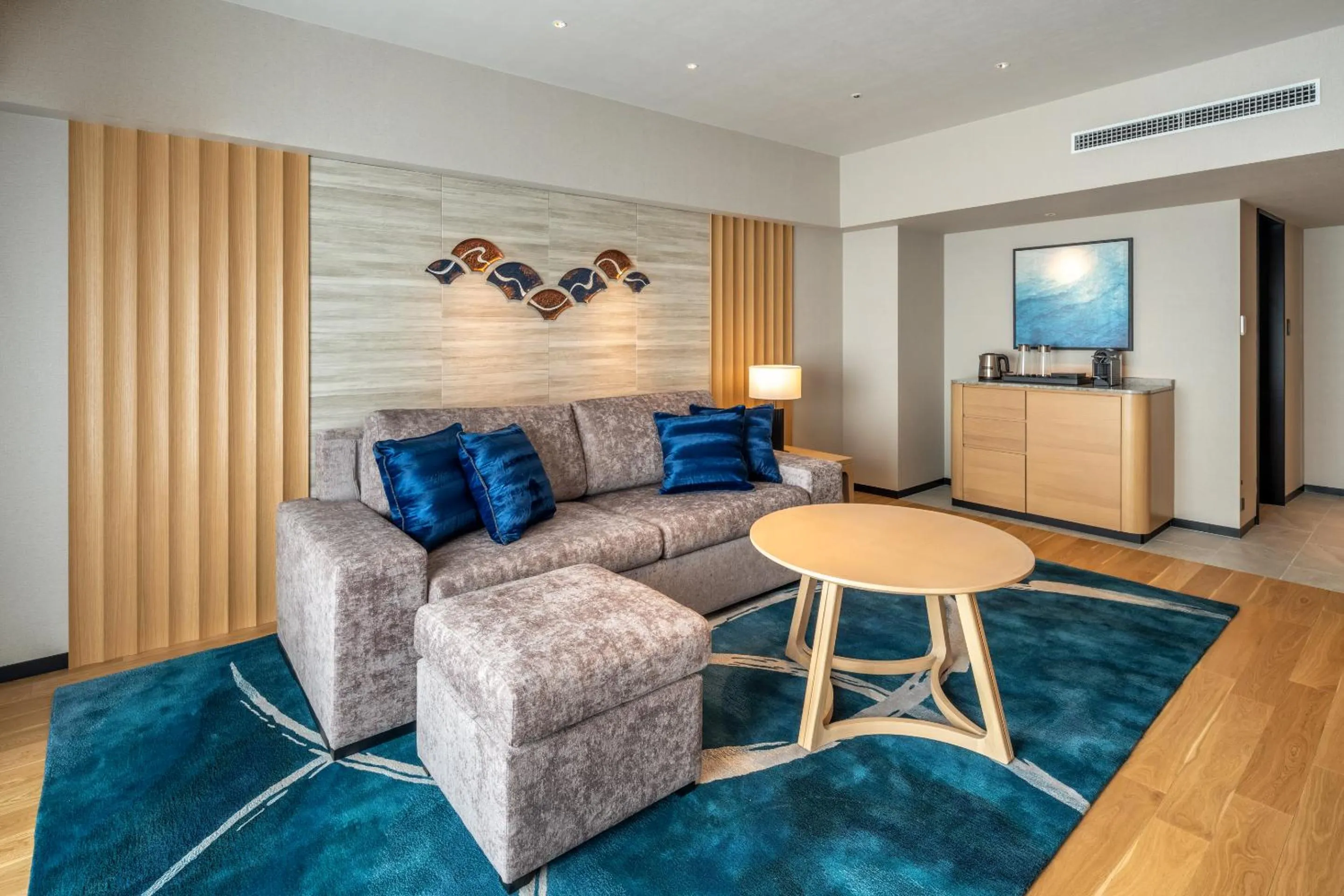 Living room in Hilton Tokyo Bay