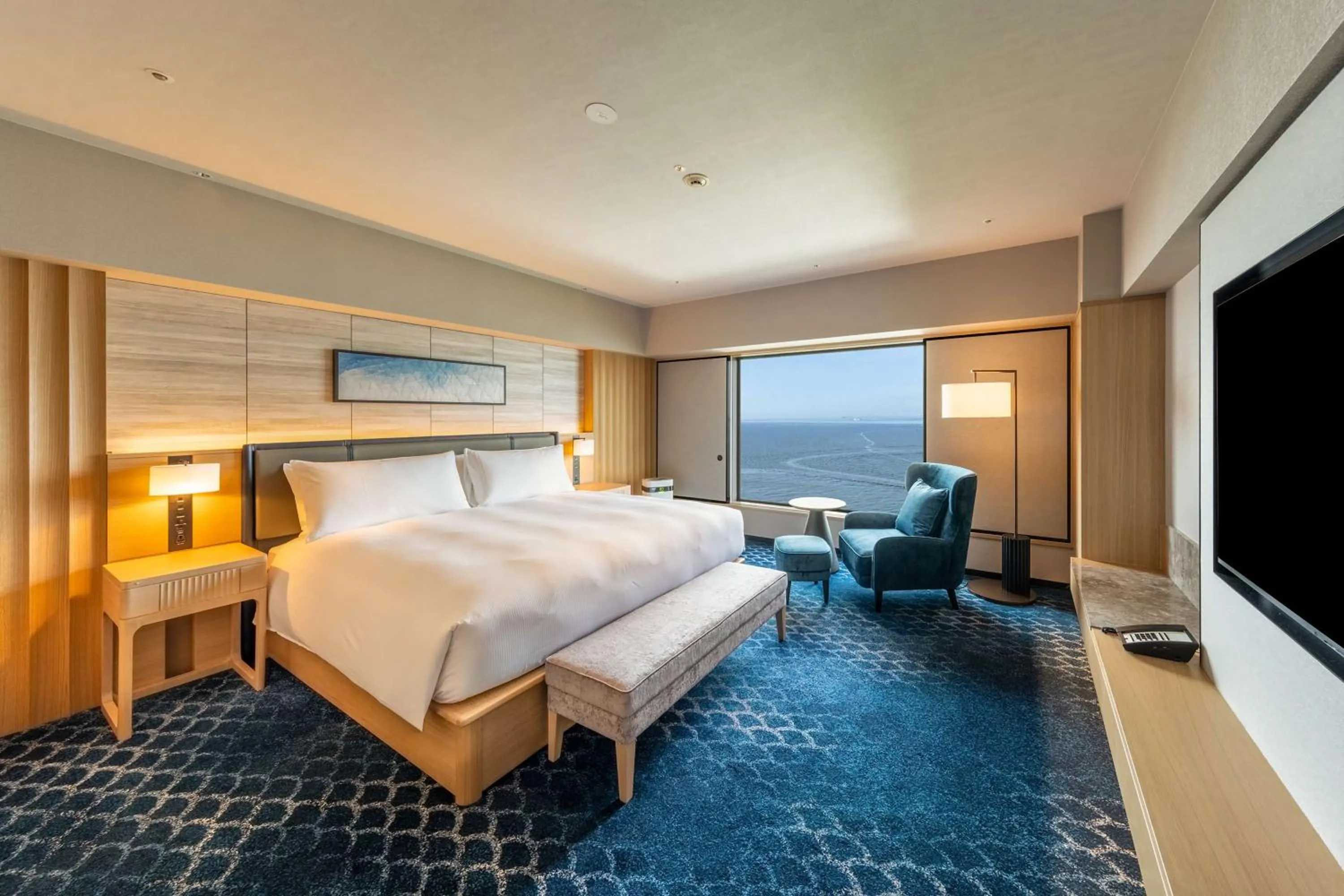 Living room, Bed in Hilton Tokyo Bay