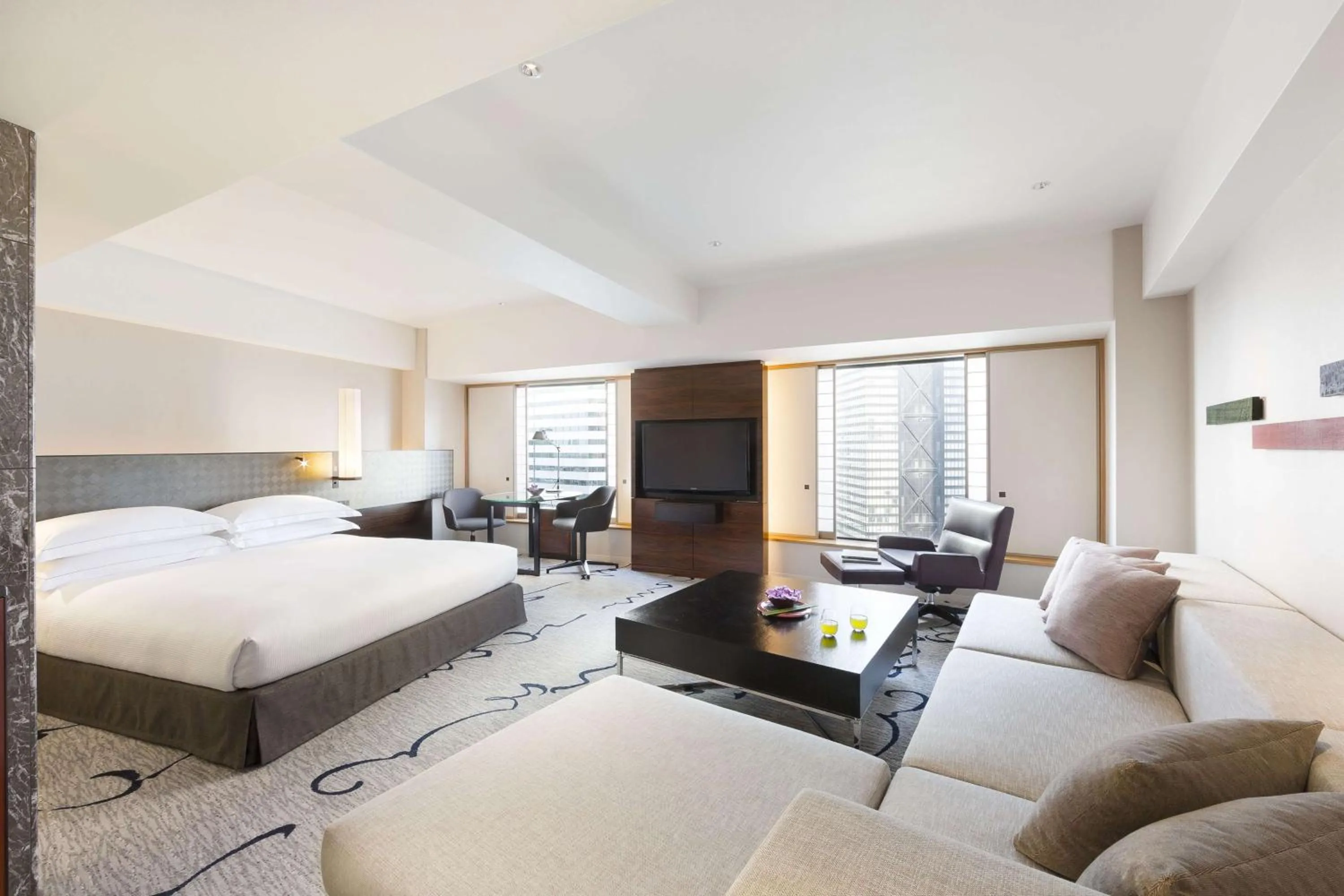 Living room, Bed in Hilton Tokyo Hotel