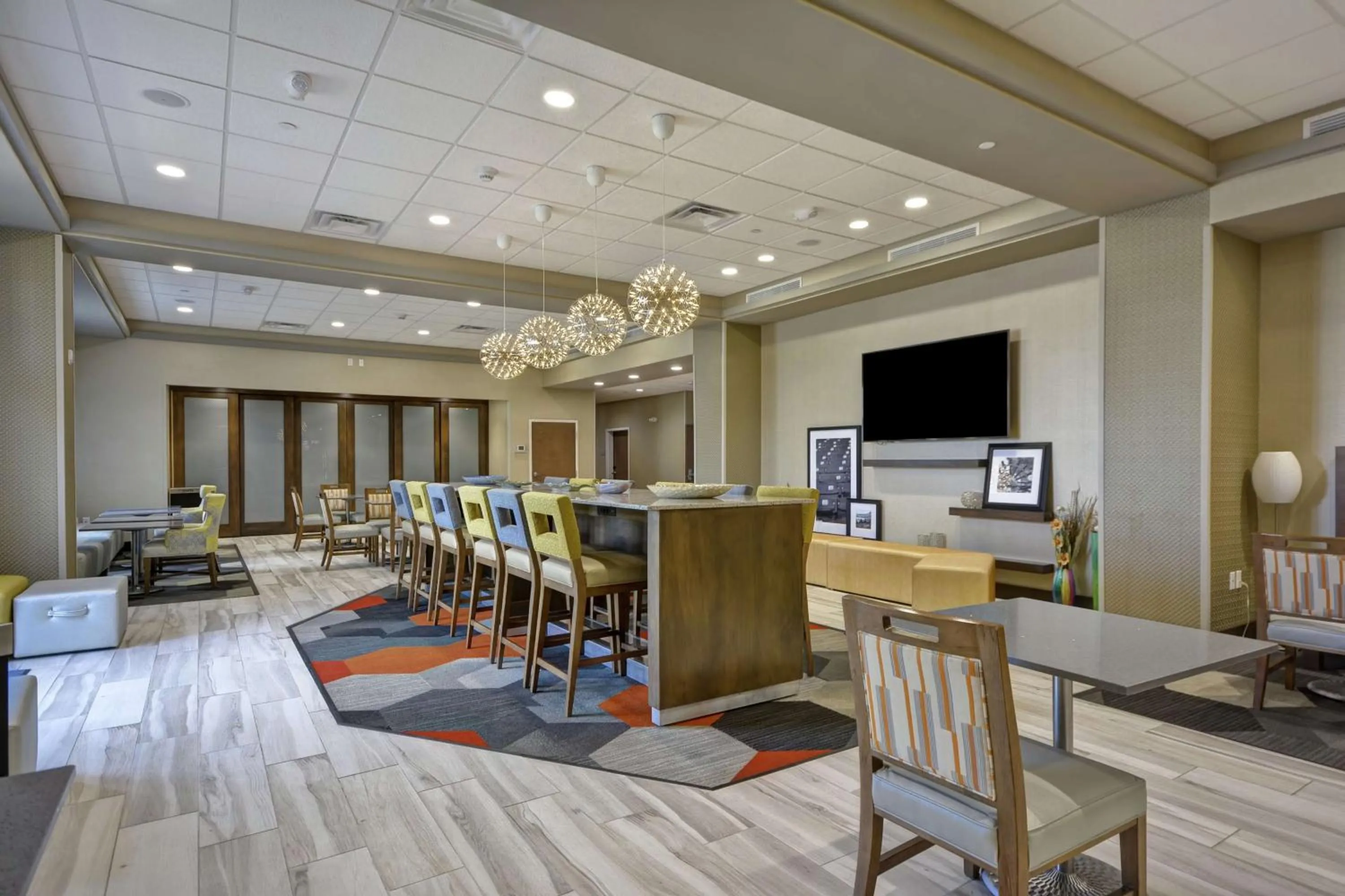 Seating area in Hampton Inn Blue Ash/Cincinnati, OH