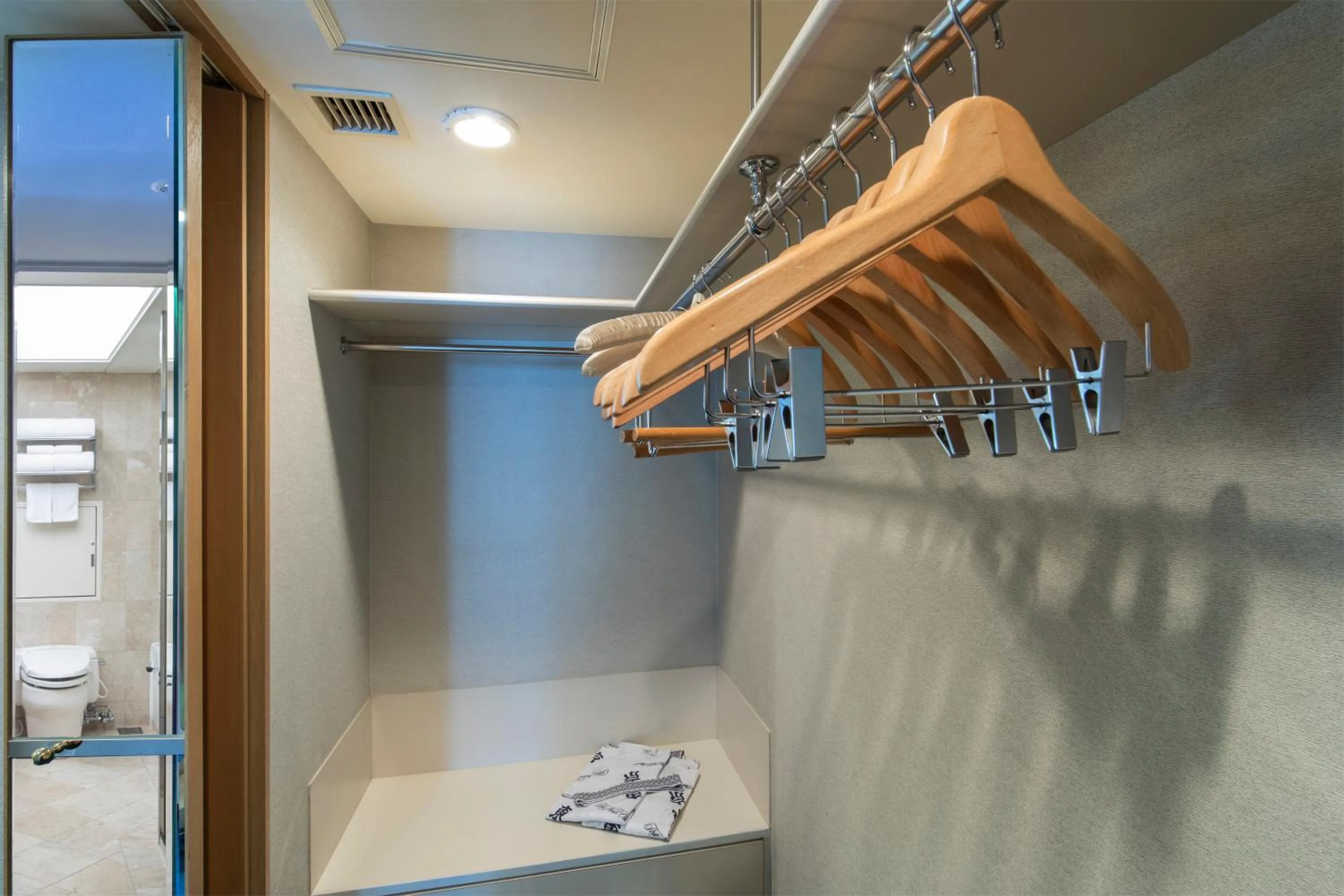 wardrobe in Hotel New Otani Tokyo The Main