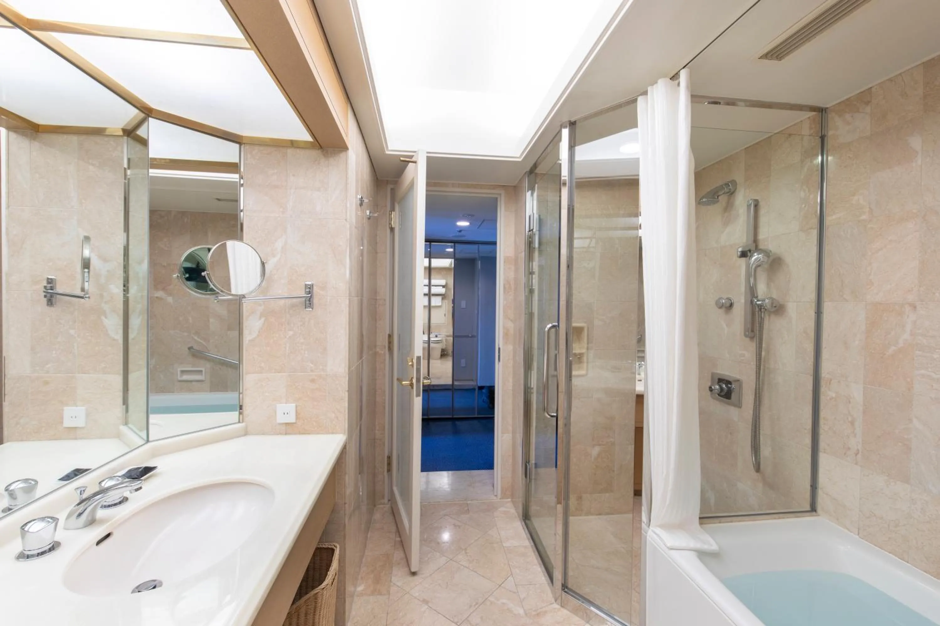 Bathroom in Hotel New Otani Tokyo The Main