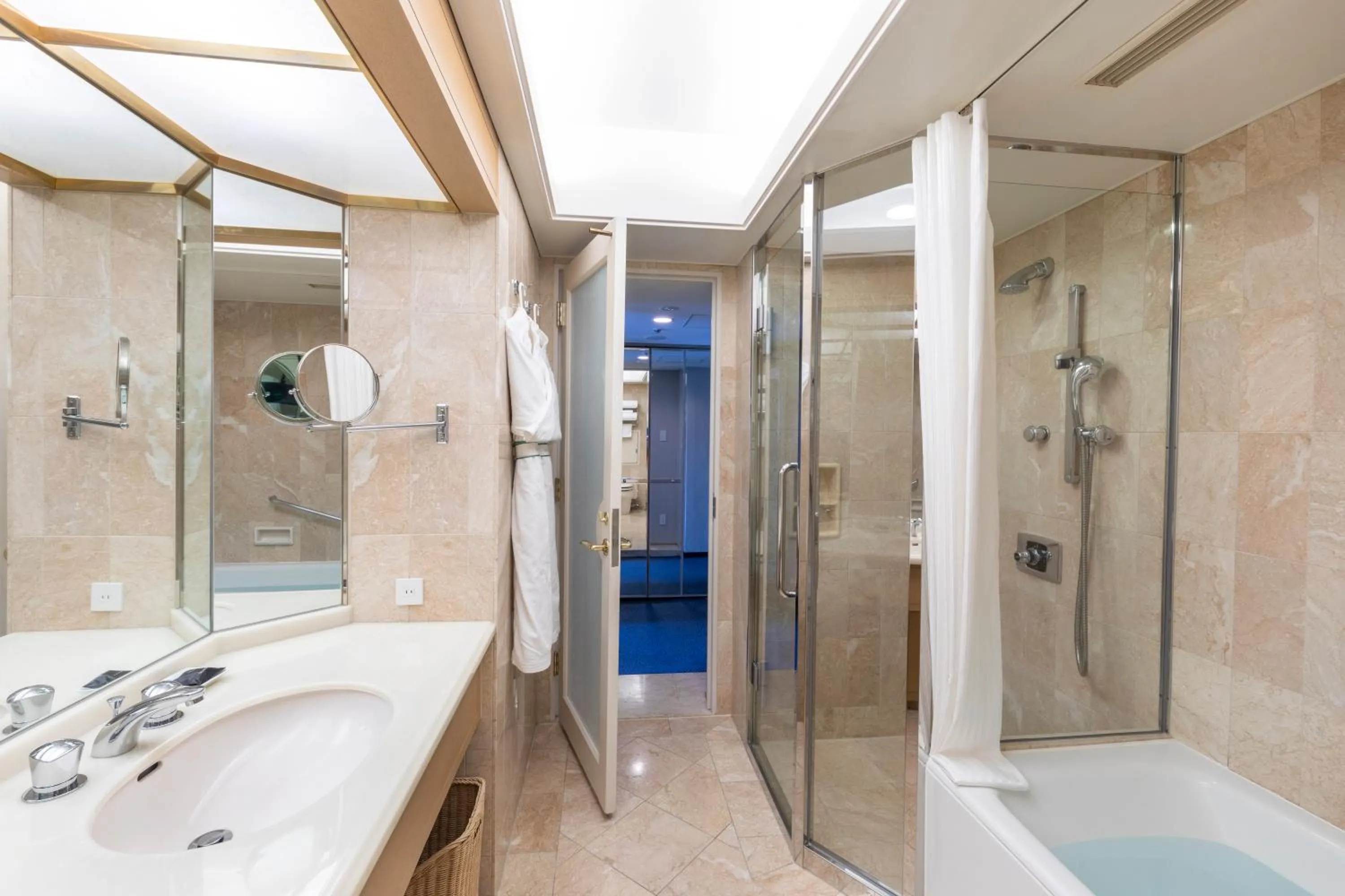 Shower in Hotel New Otani Tokyo The Main