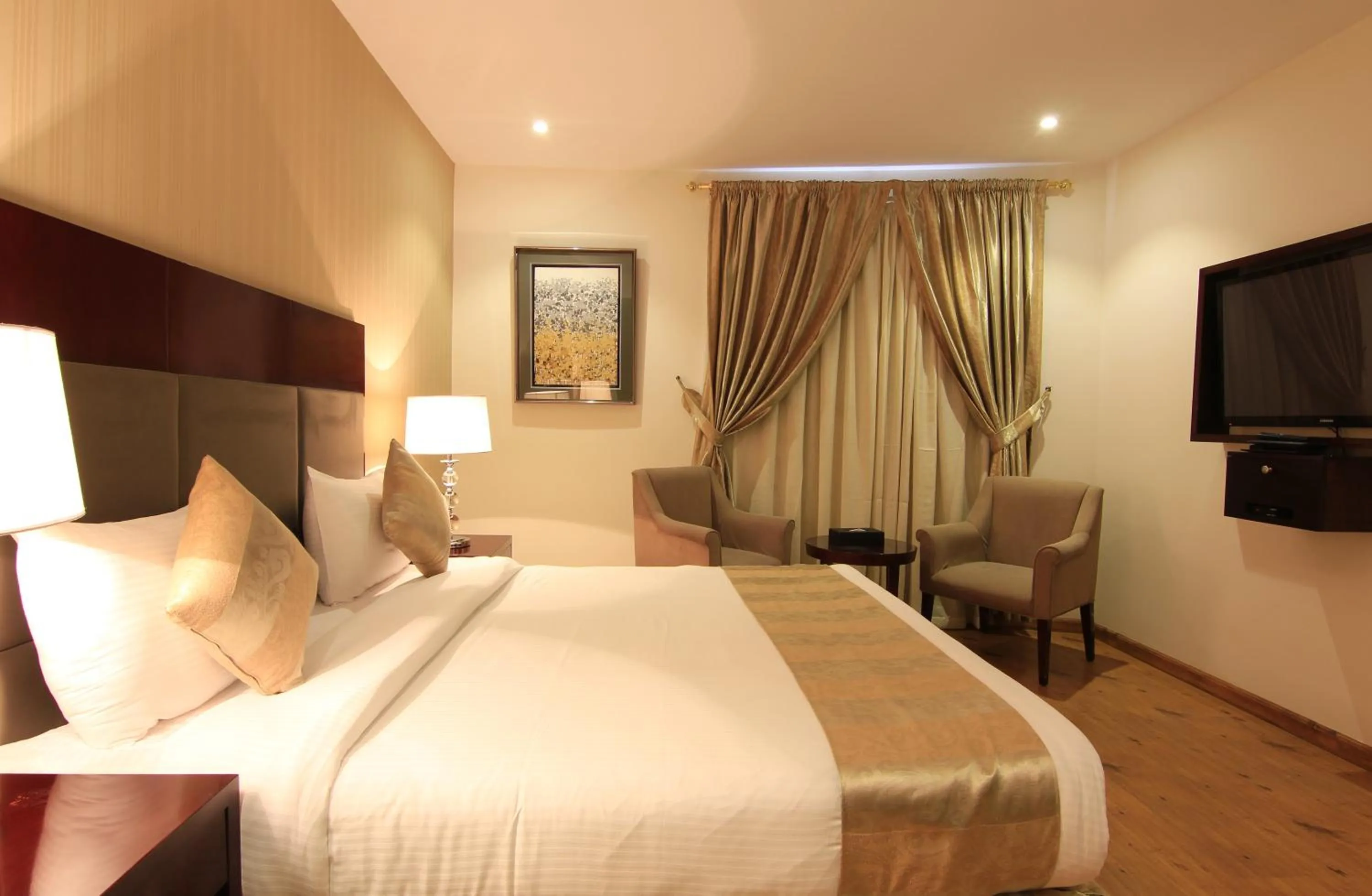 Photo of the whole room, Bed in Aliah Towlan Palace