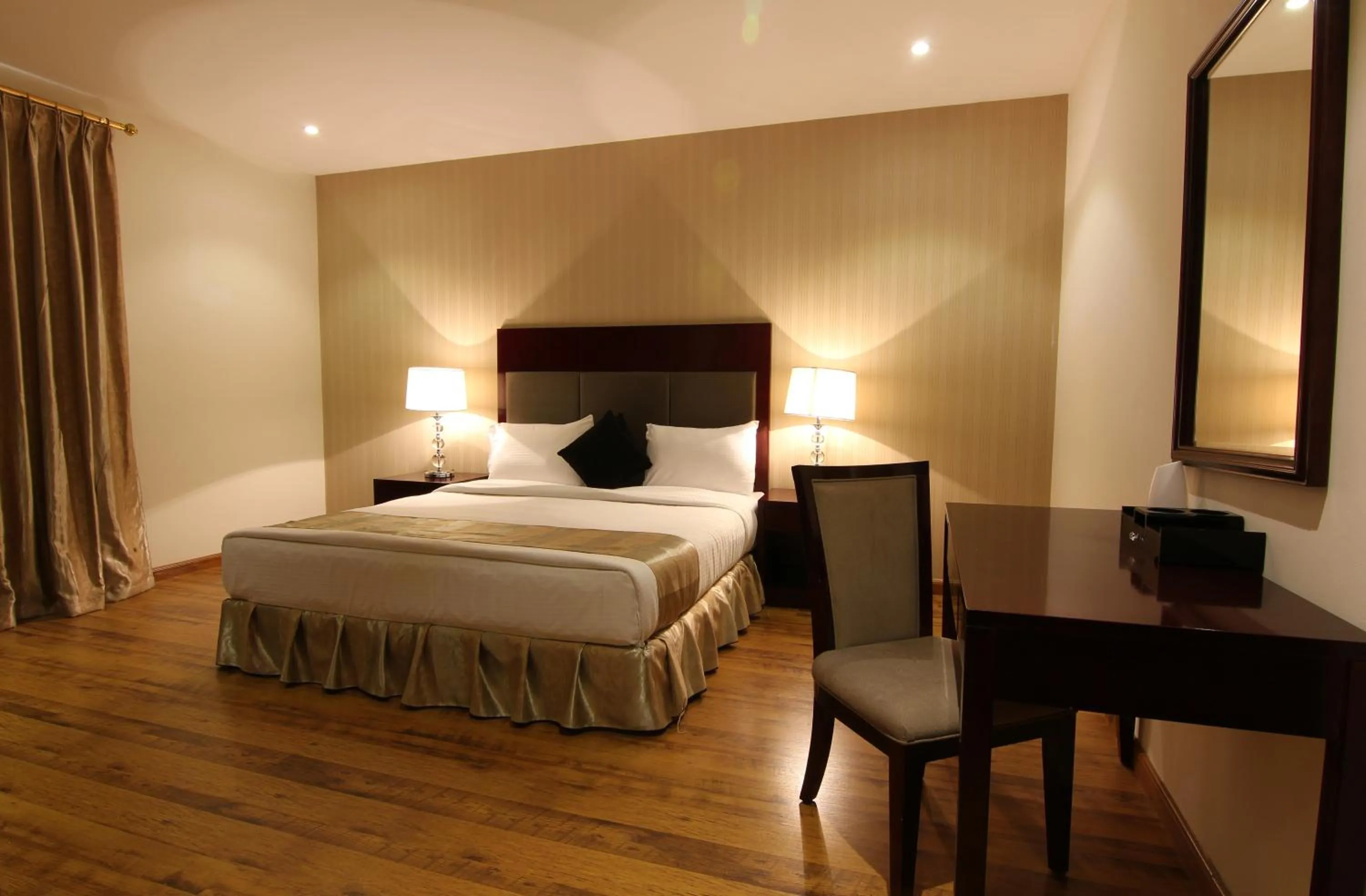 Photo of the whole room, Bed in Aliah Towlan Palace