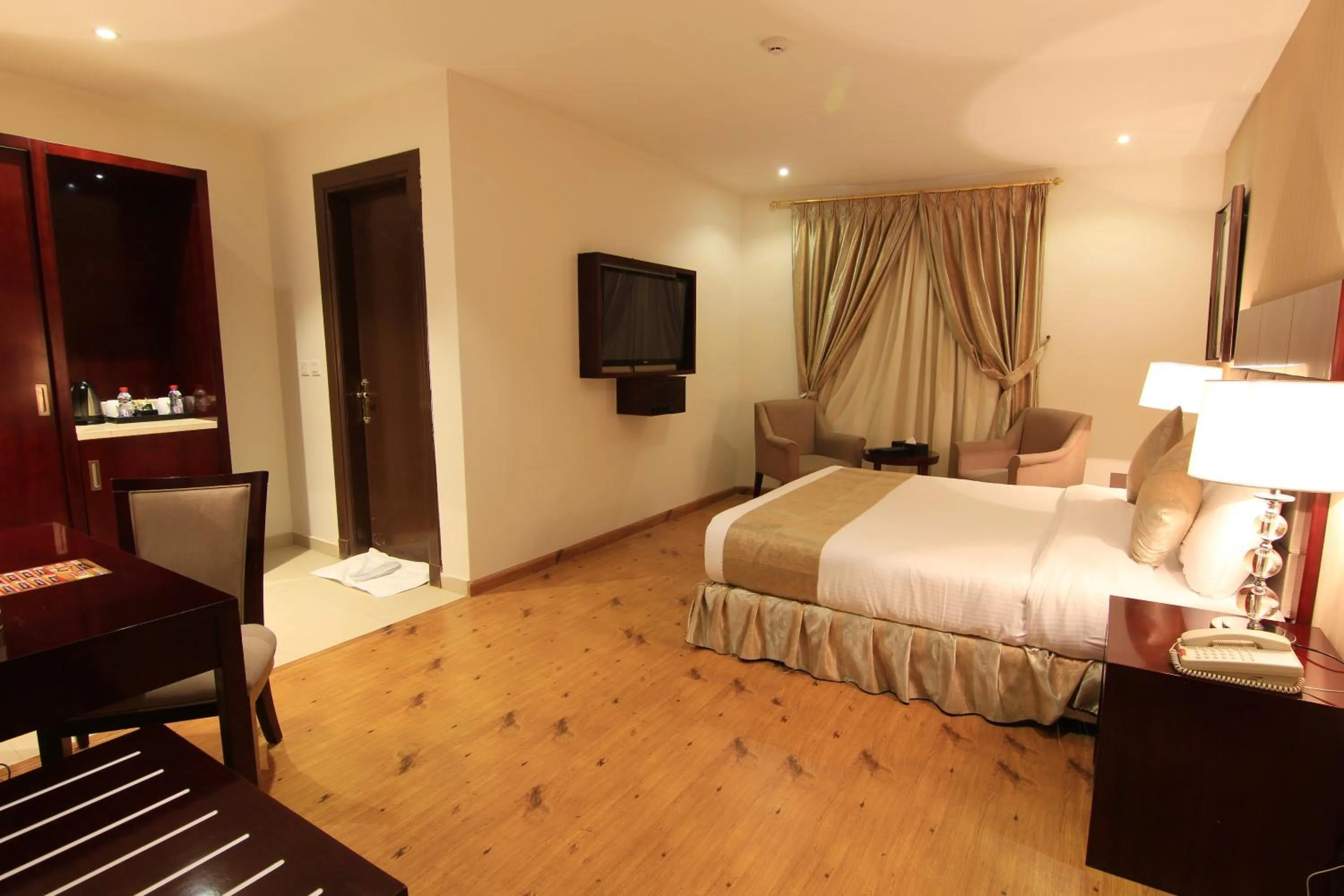 Photo of the whole room, Bed in Aliah Towlan Palace