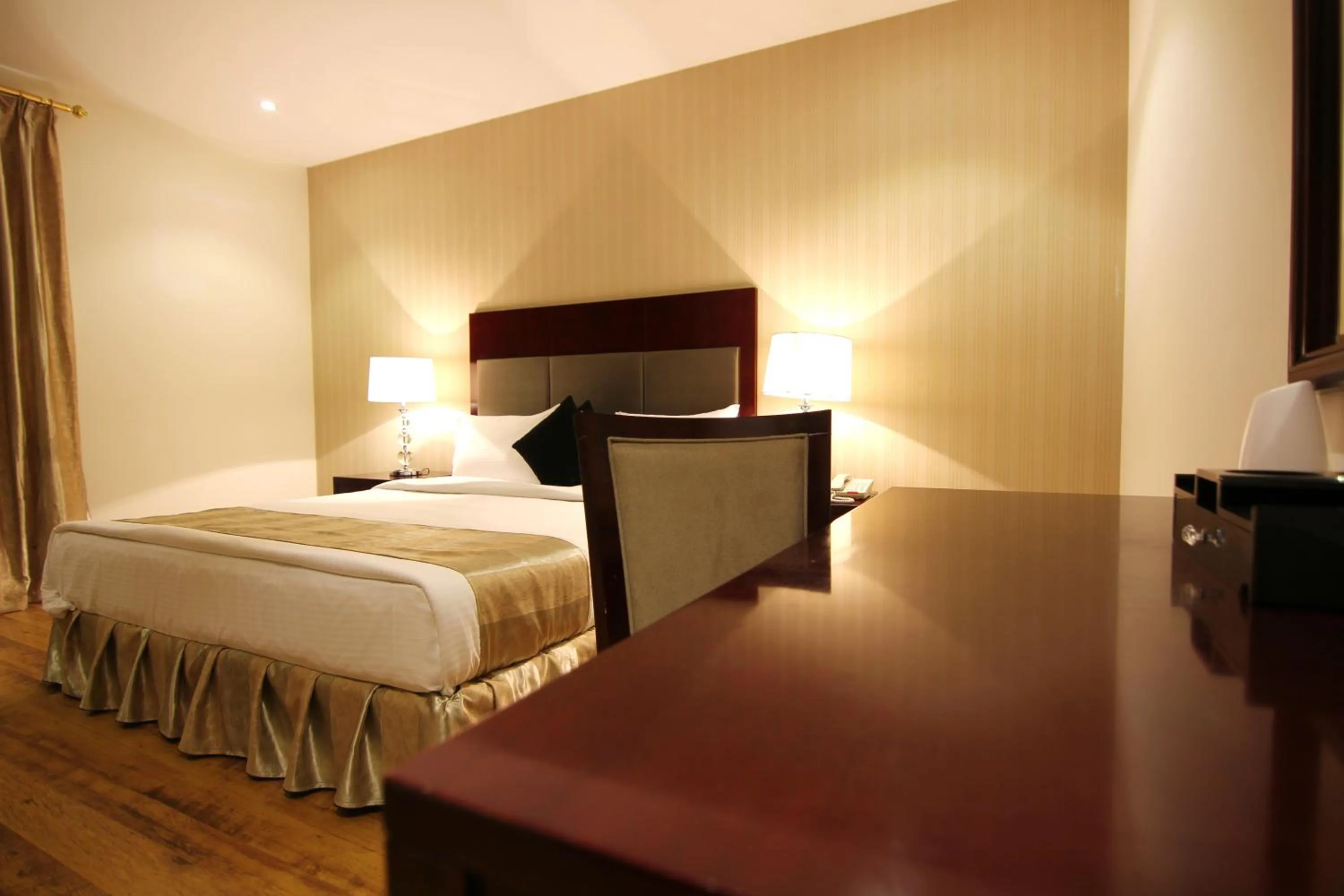 Photo of the whole room, Bed in Aliah Towlan Palace