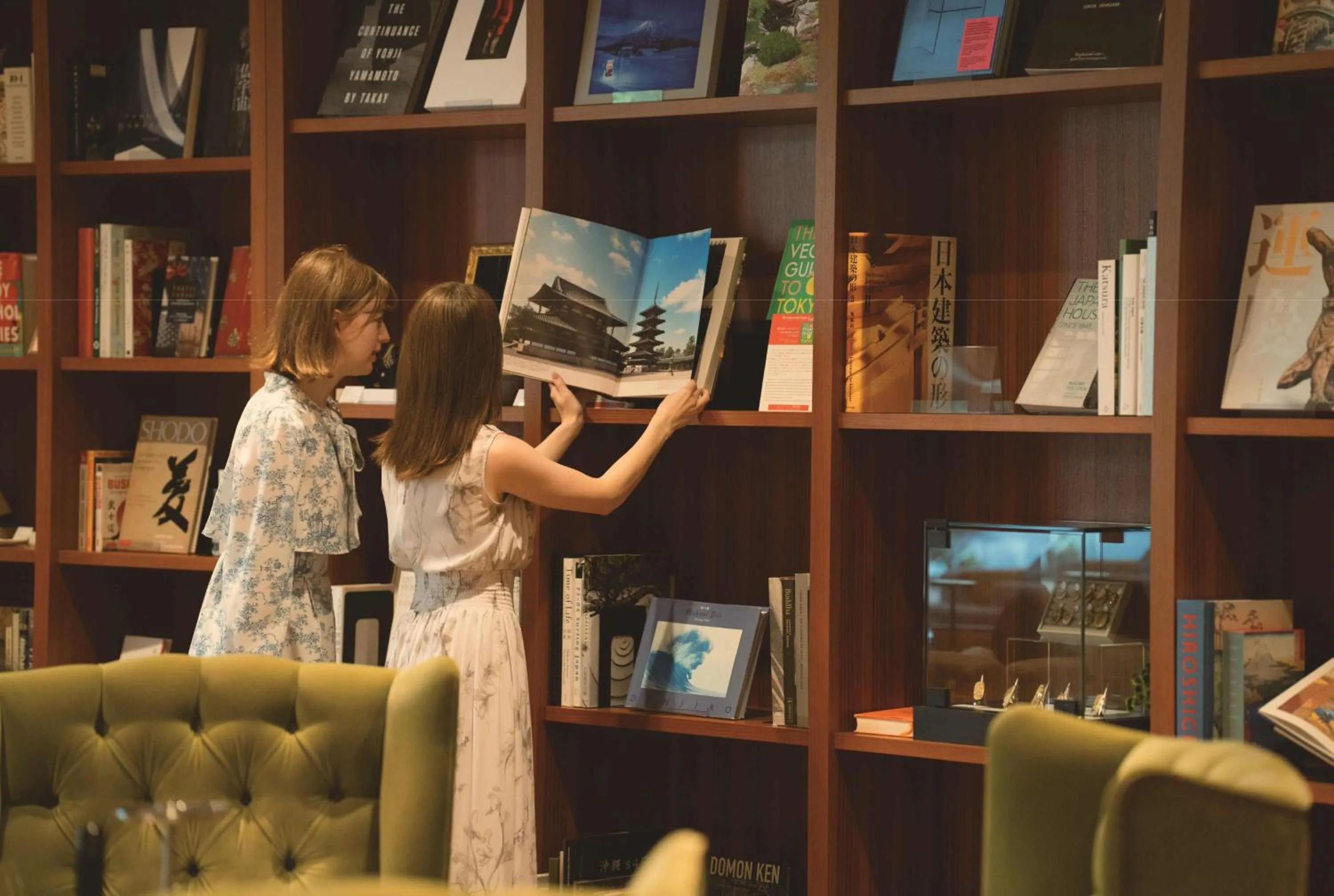 Communal lounge/ TV room in Shiba Park Hotel
