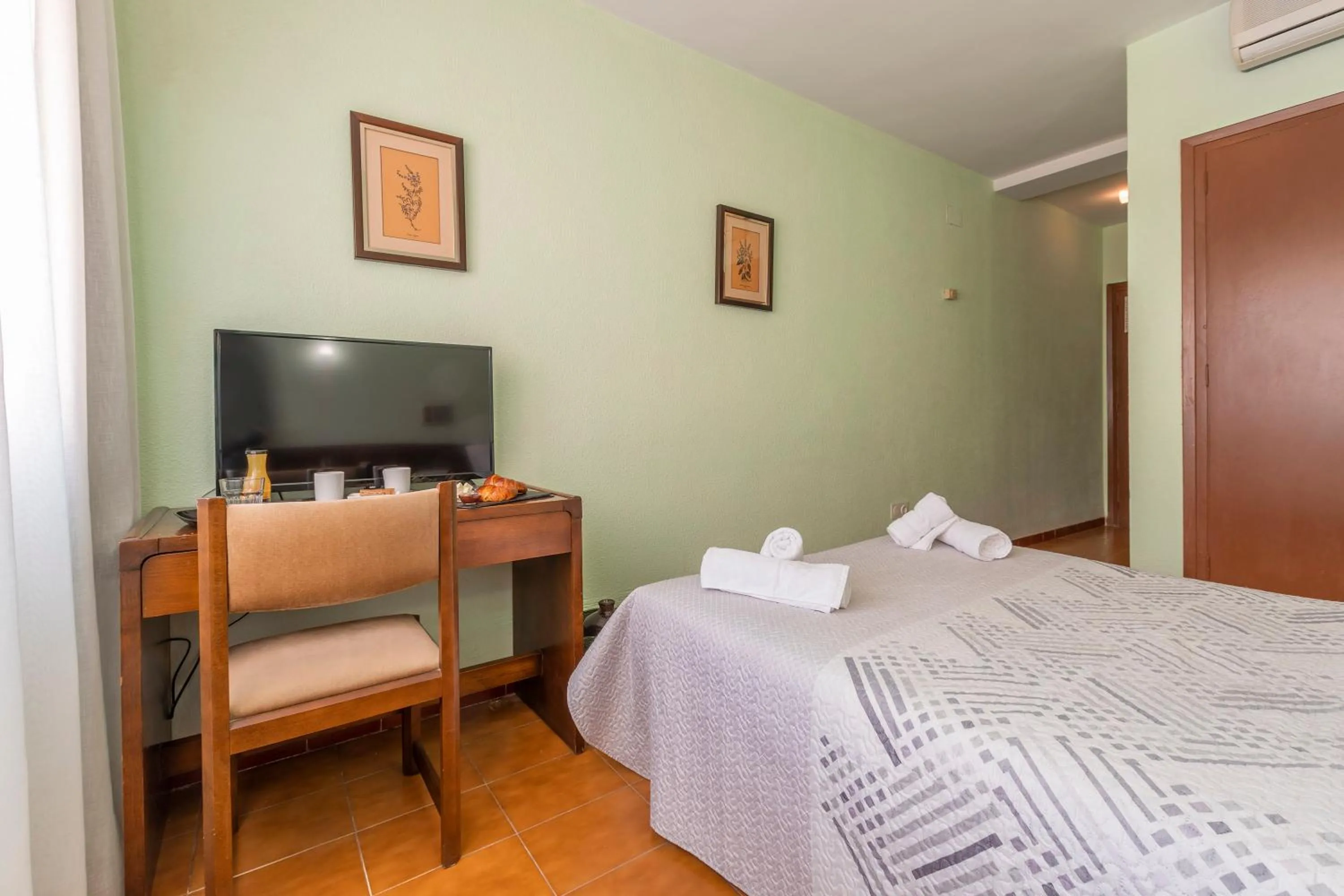 Lunch, Bed in Hotel Sierra de Arcos