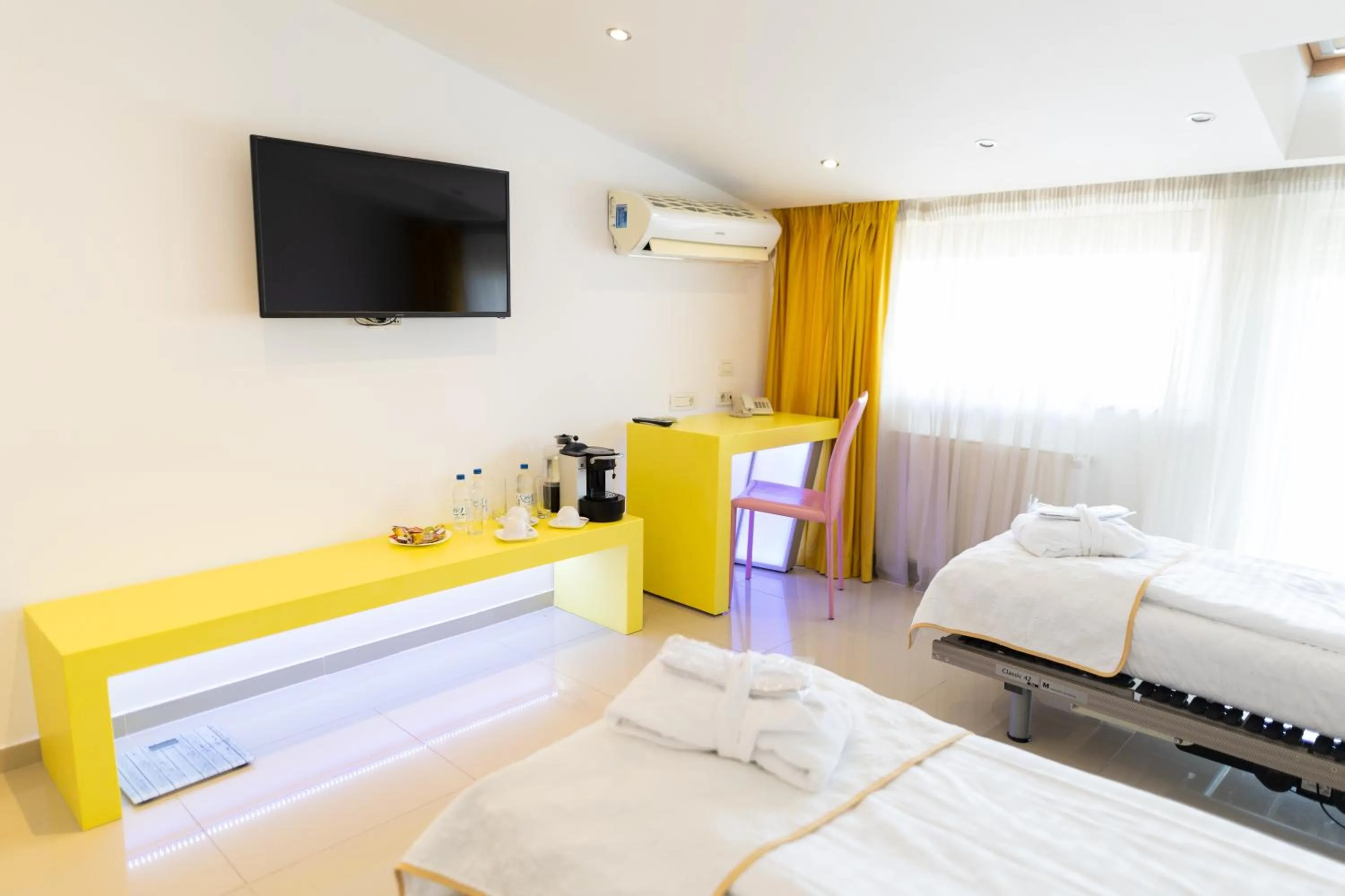 Coffee/tea facilities, Bed in Christina Hotel