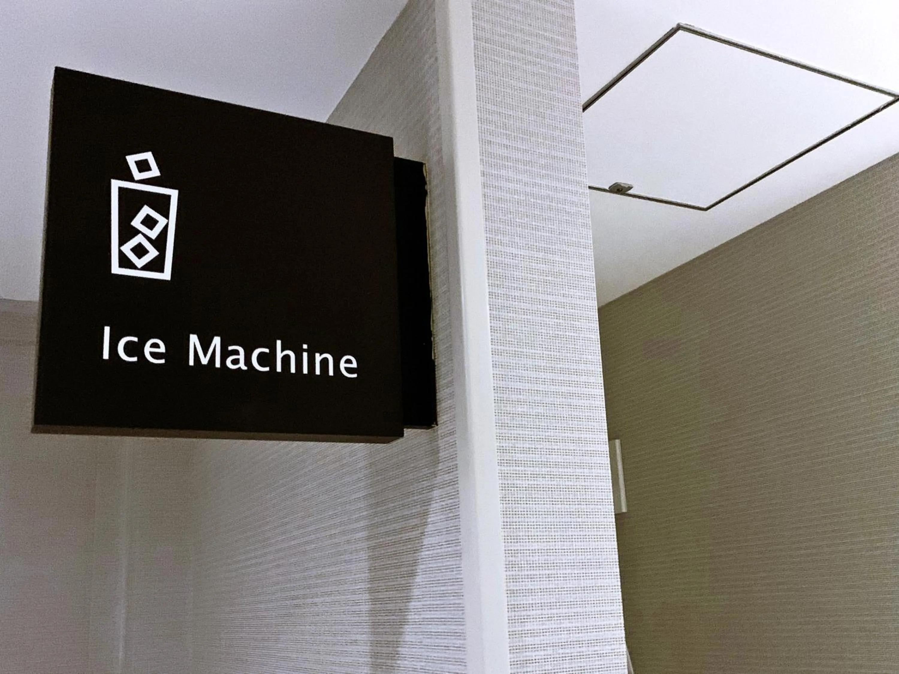 Area and facilities in the b akasaka-mitsuke