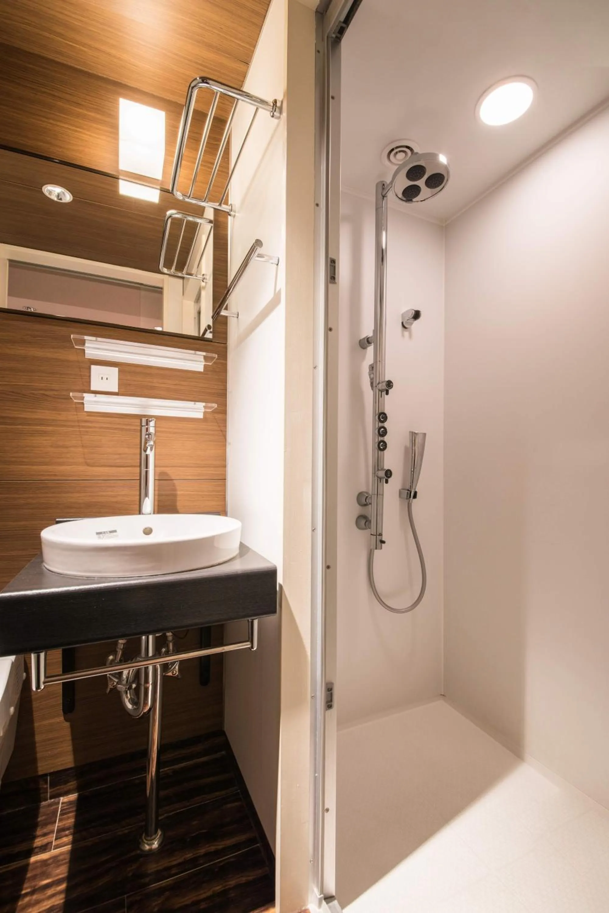 Shower in the b akasaka-mitsuke