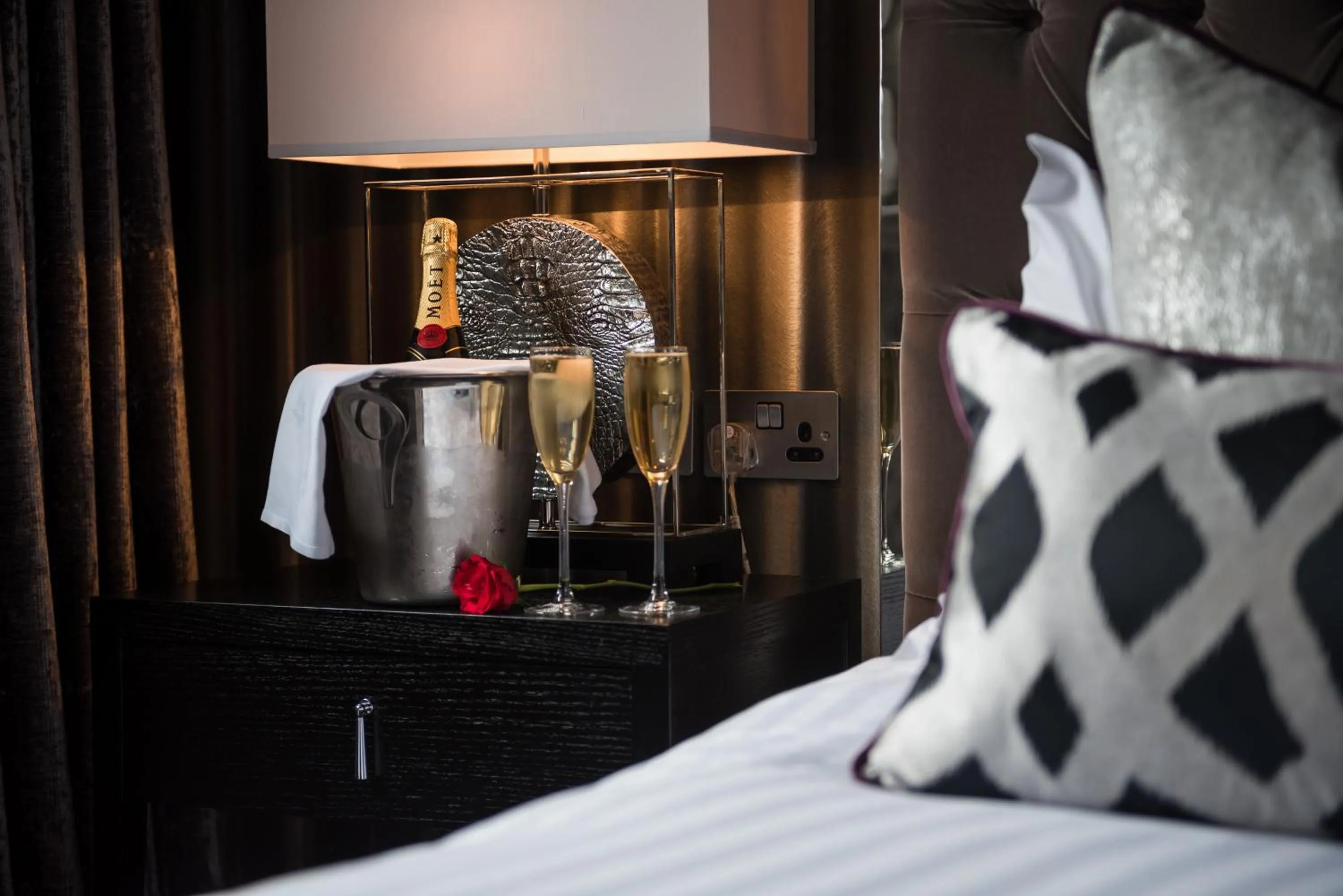 Bedroom, Bed in Carlton Hotel