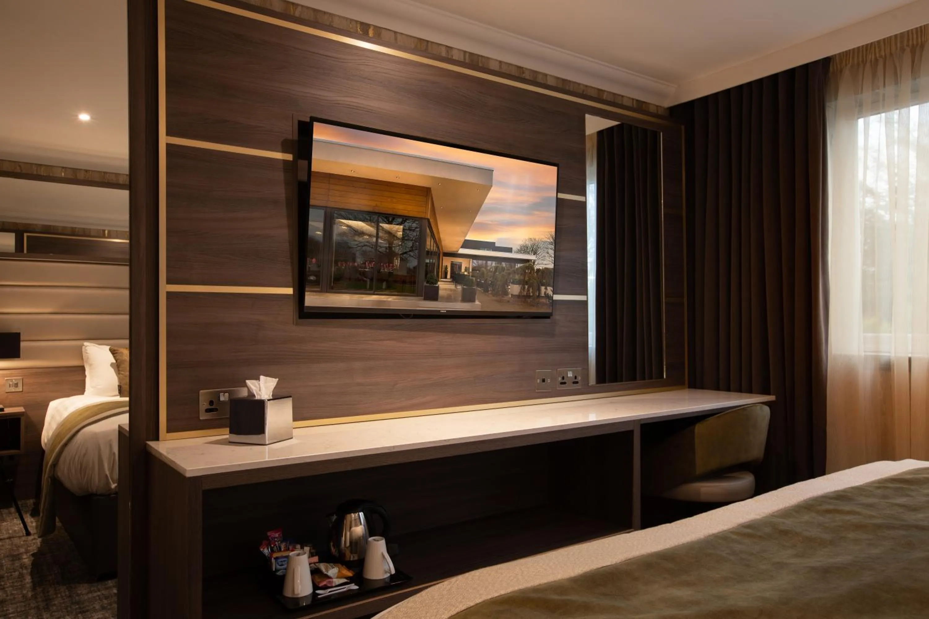 TV and multimedia, Bed in Carlton Hotel