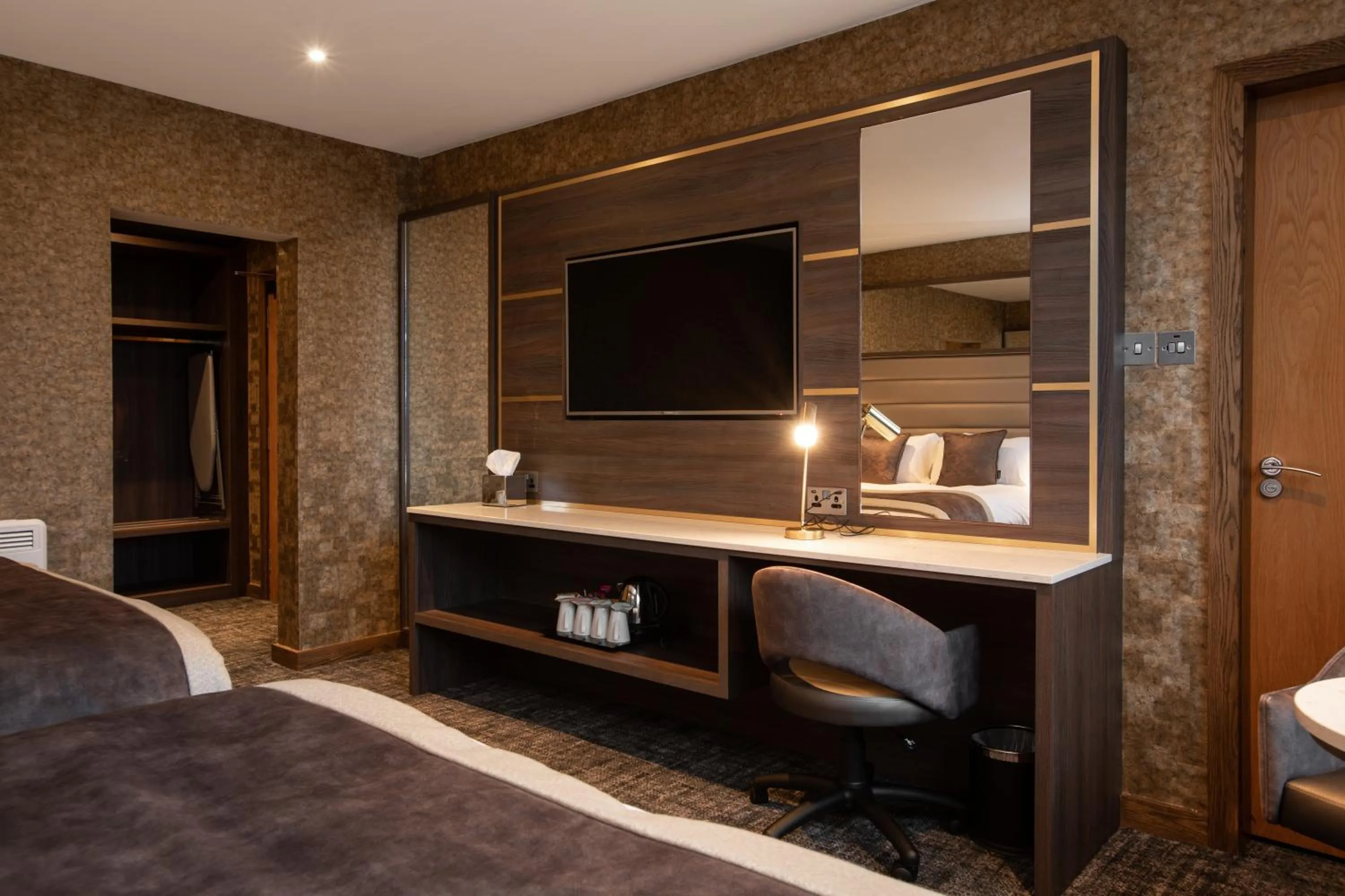 TV and multimedia, Bed in Carlton Hotel