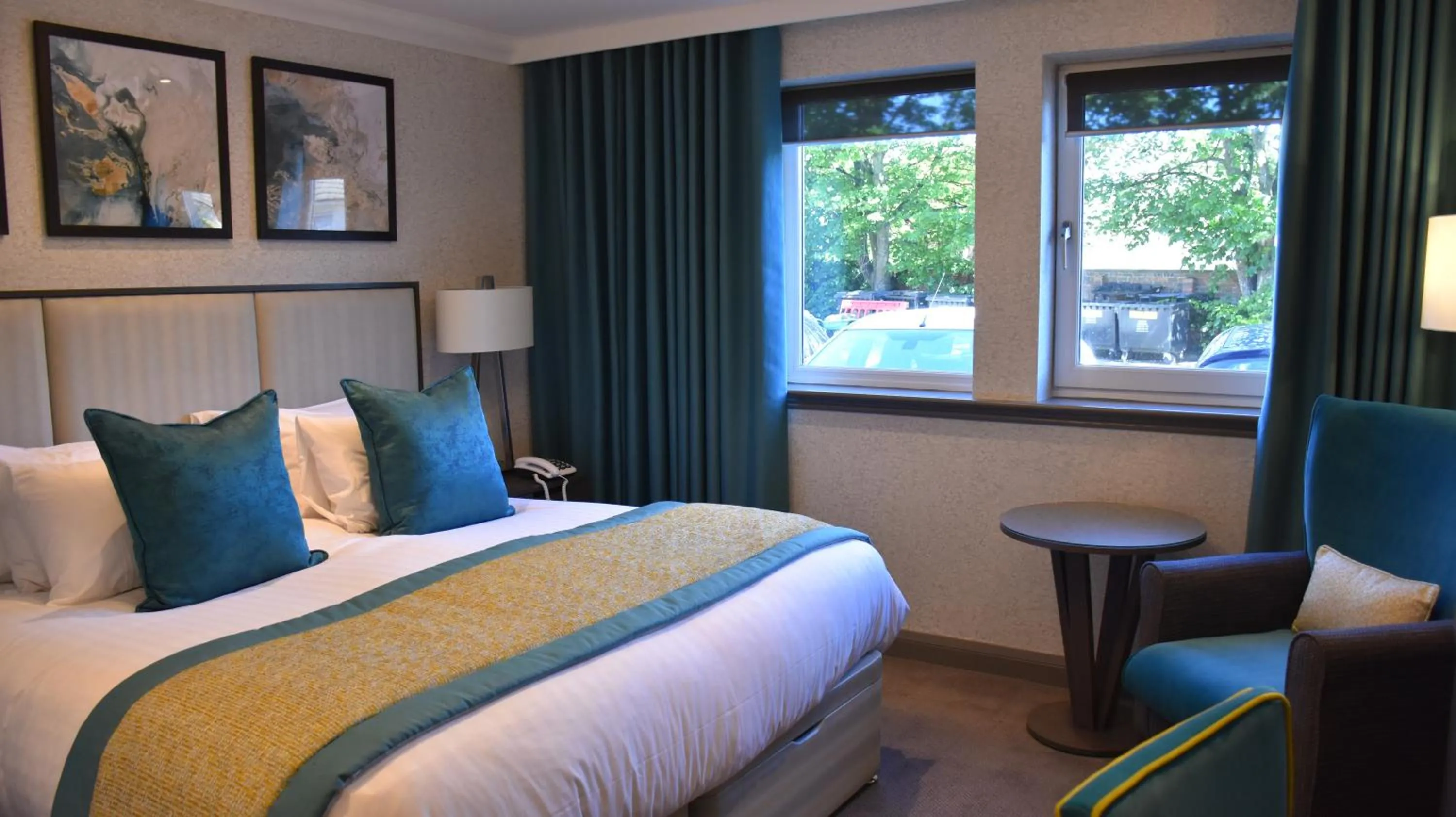 Photo of the whole room, Bed in Carlton Hotel