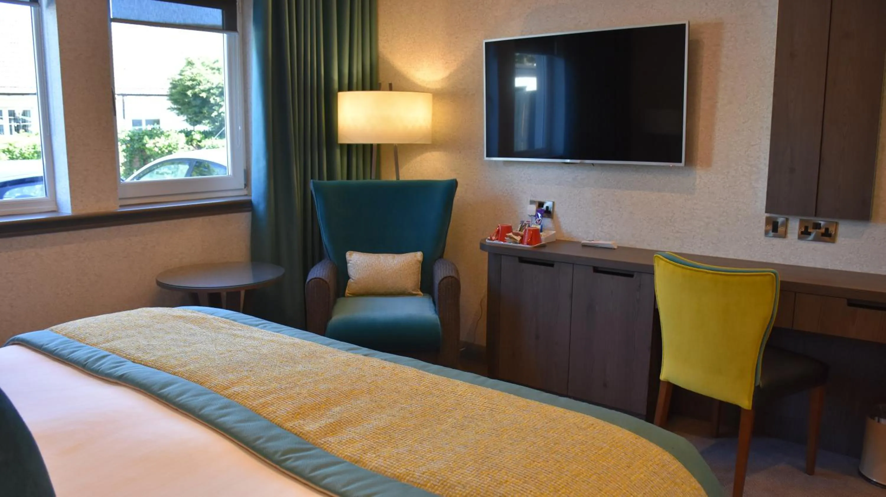 Seating area, Bed in Carlton Hotel