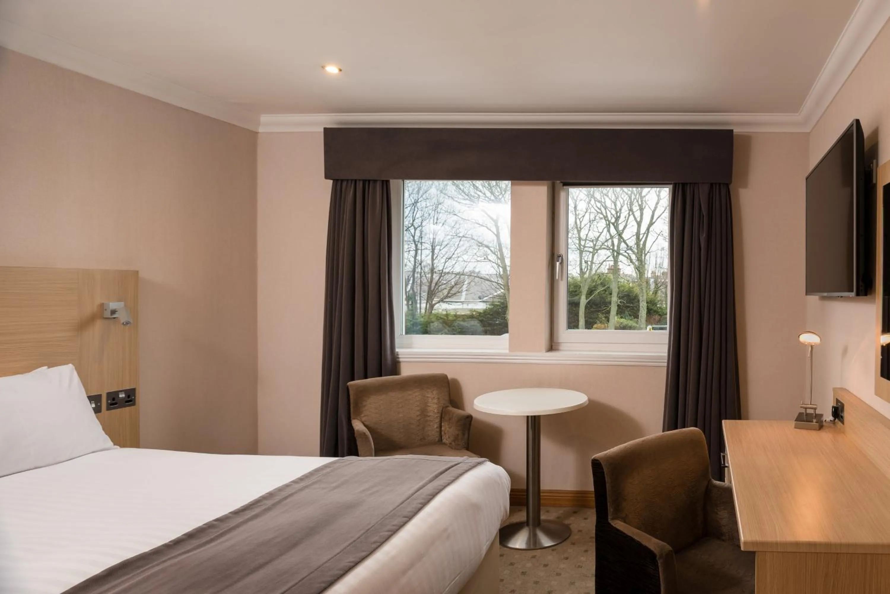 Bedroom, Bed in Carlton Hotel