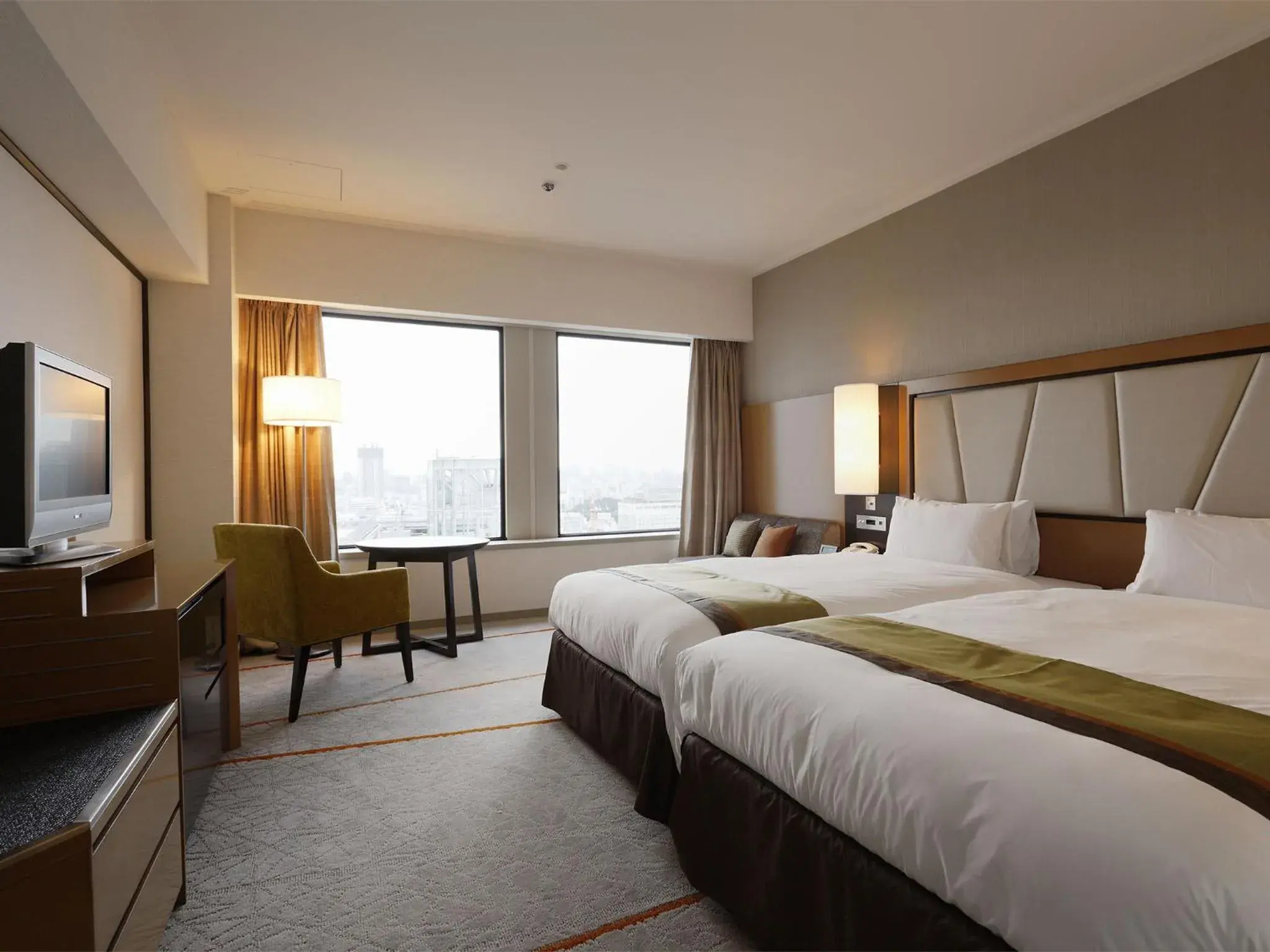 Plaza Superior in South Wing - single occupancy - Non-Smoking - Twin Room on High Floor in Keio Plaza Hotel Tokyo Plaza Superior in South Wing - single occupancy - Non-Smoking - Twin Room on High Floor in Keio Plaza Hotel Tokyo