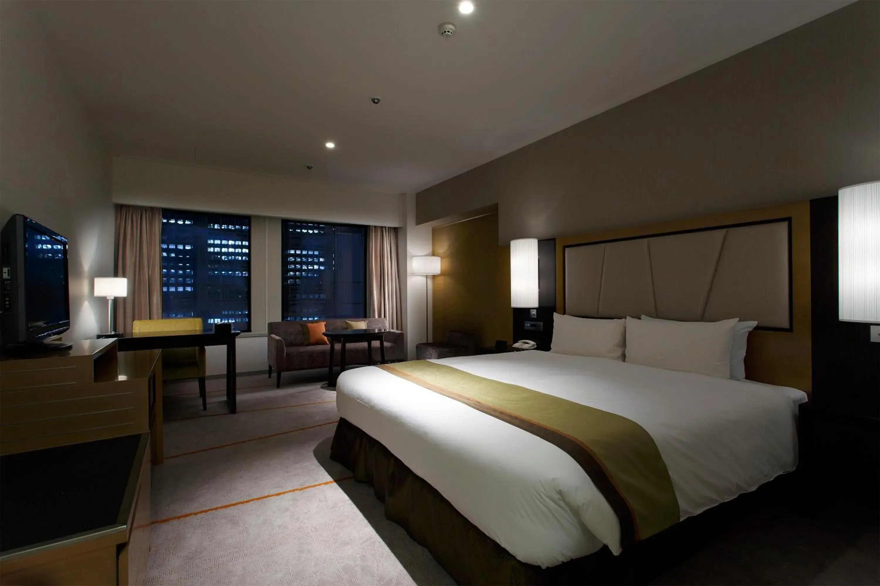 Plaza Deluxe King Room in South Wing - single occupancy - Non-Smoking in Keio Plaza Hotel Tokyo Plaza Deluxe King Room in South Wing - single occupancy - Non-Smoking in Keio Plaza Hotel Tokyo