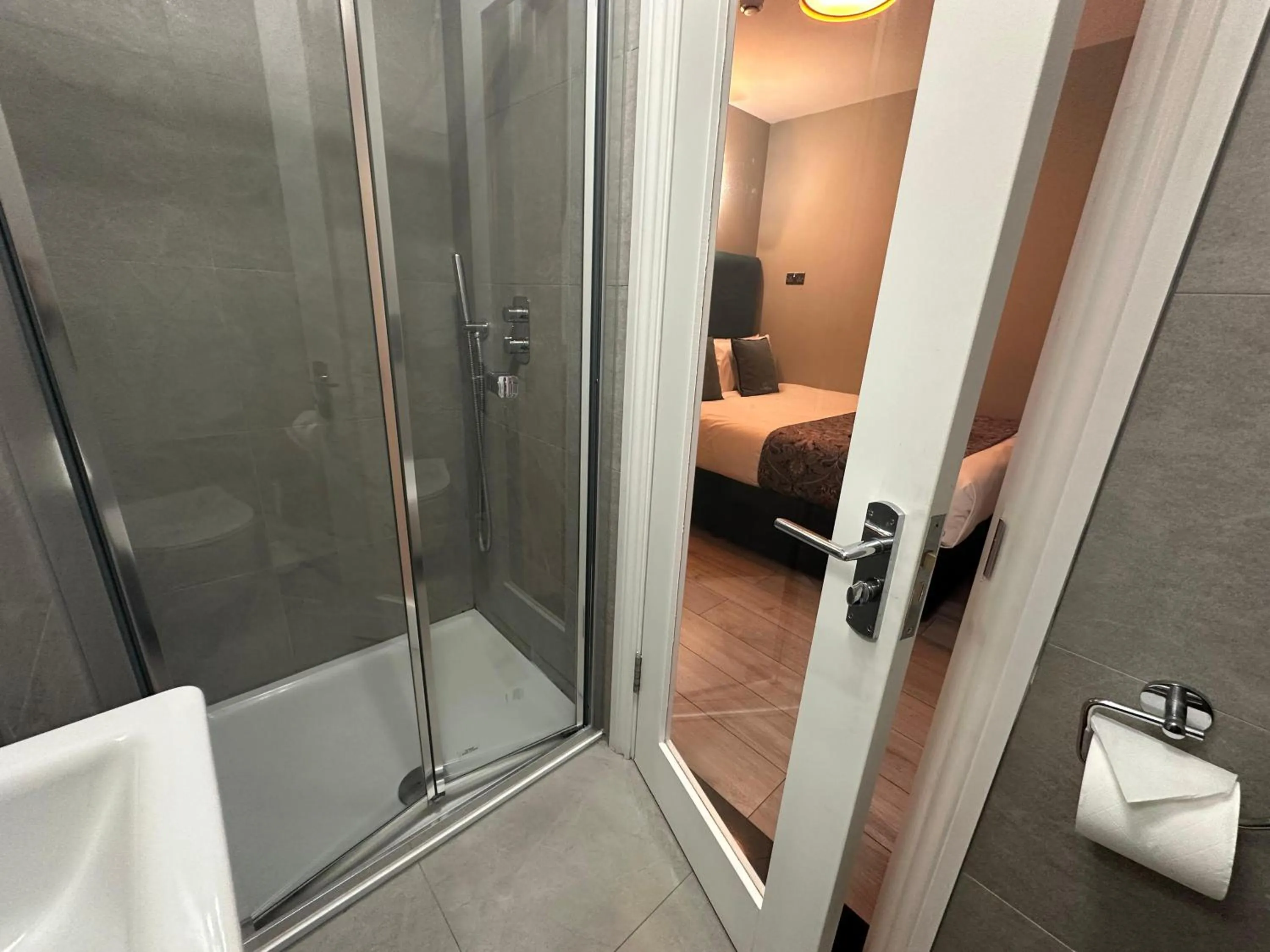 Shower in Arran House Hotel