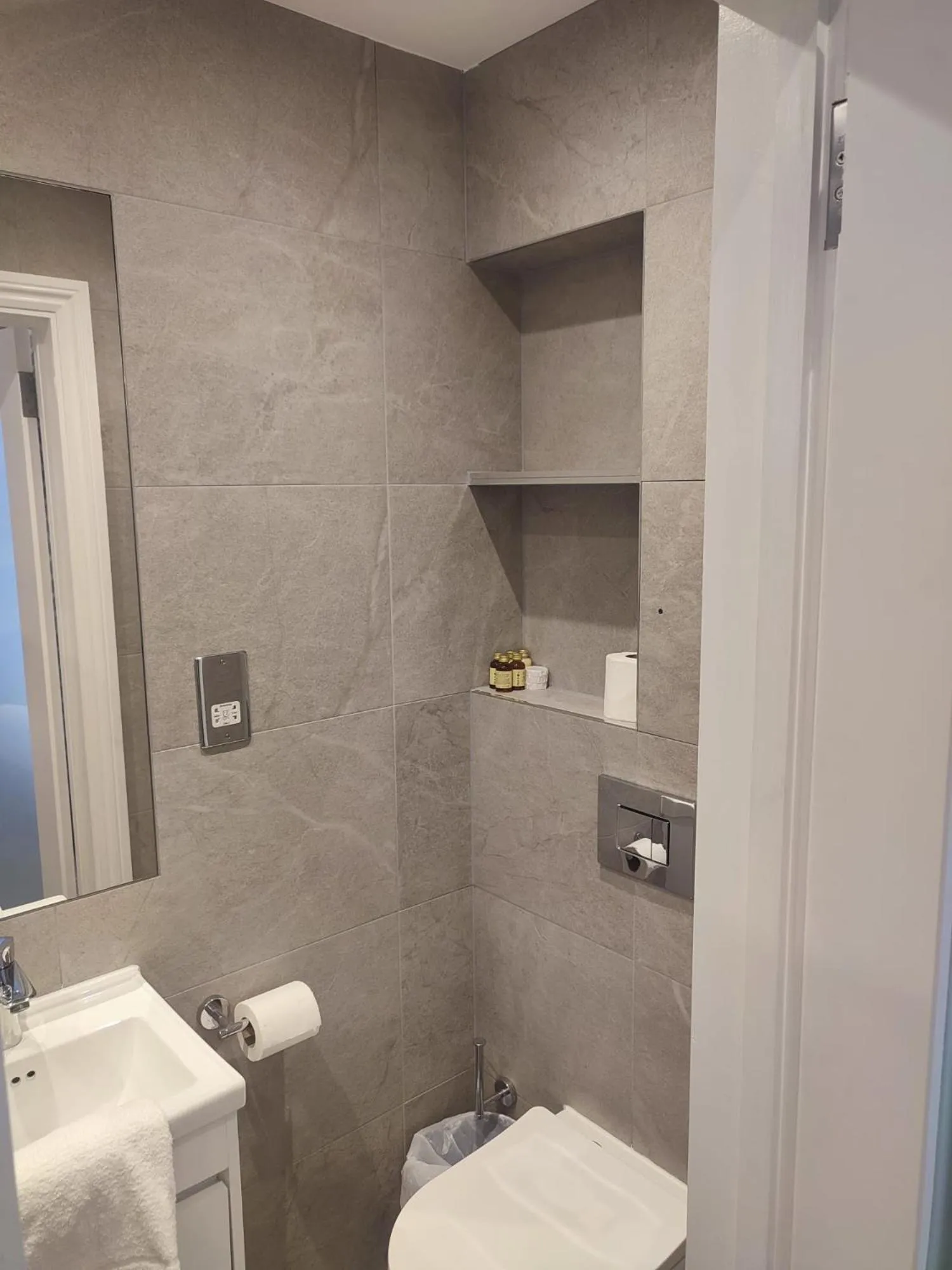 Shower in Arran House Hotel